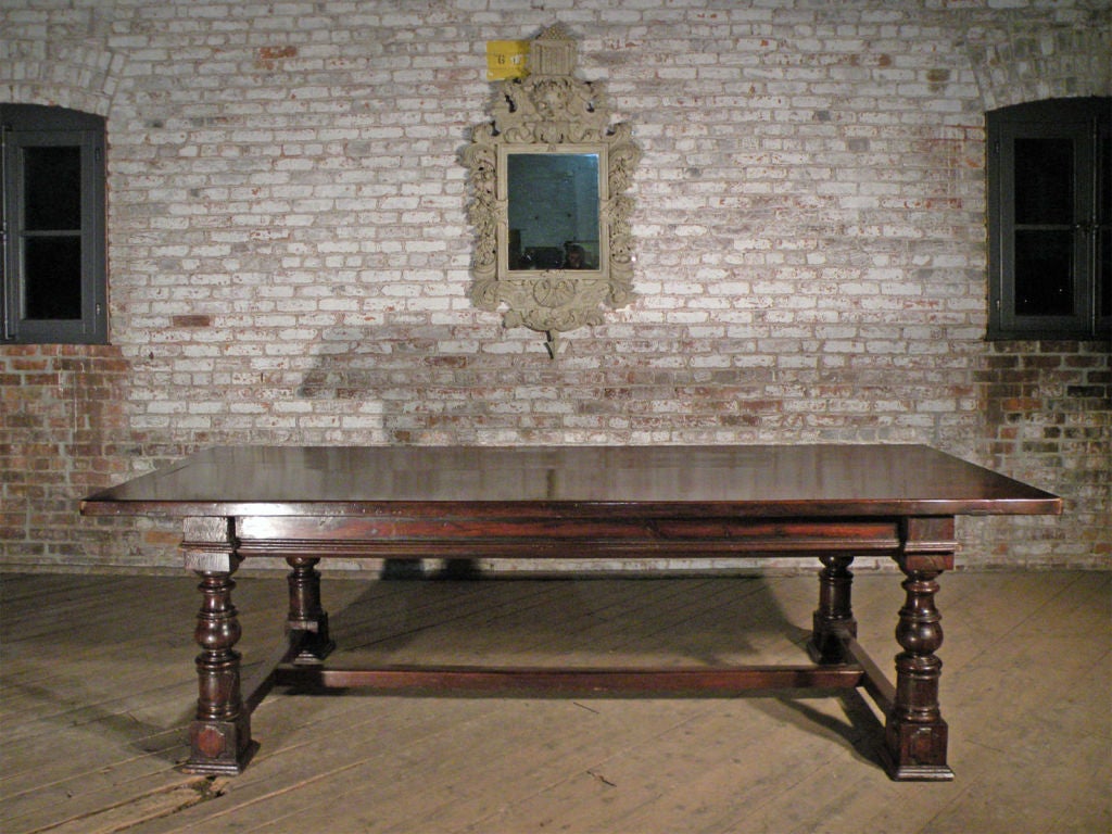 Table de salle à manger baroque italienne du XVIIe siècle en noyer en vente 3