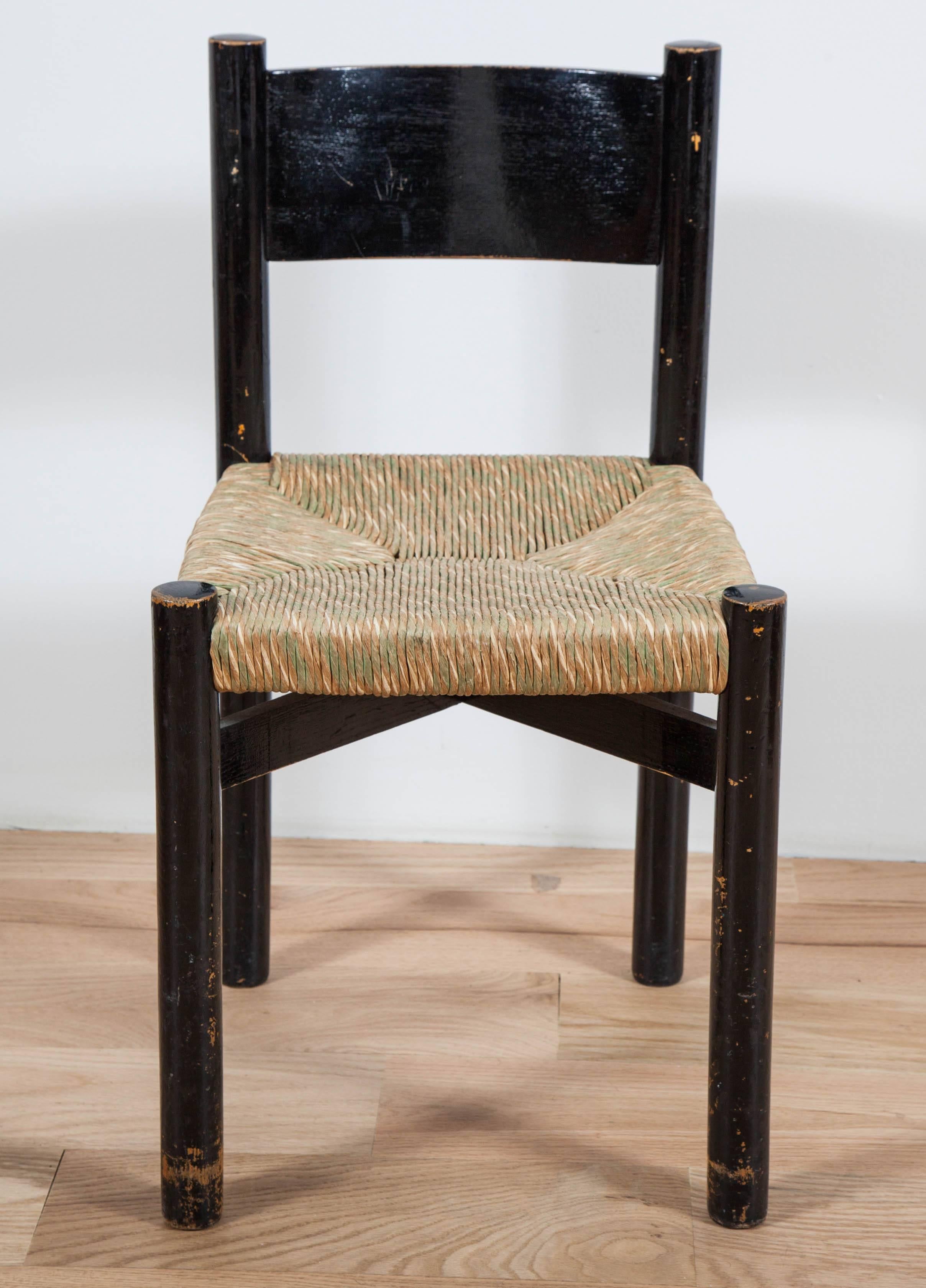 Charlotte Perriand:: um 1950. 
Stuhl aus schwarz emailliertem Holz:: Sitz aus Binsen.