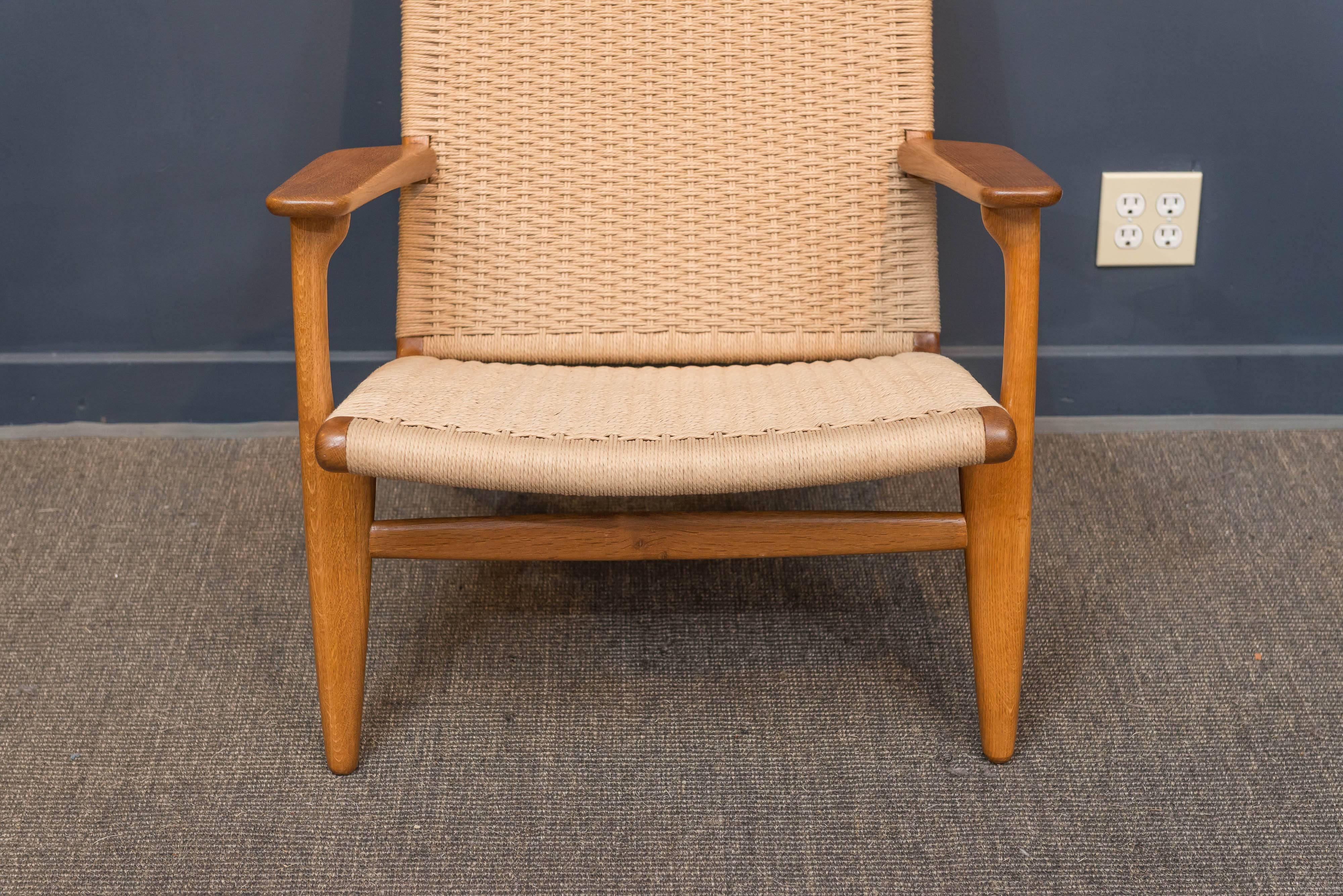 Hans J Wegner design lounge chair model CH 25 fro Carl Hanson & Son, Denmark.
Perfectly refinished oak with an expertly new woven Danish cord seat and back, better than new.
Stamped, original example.