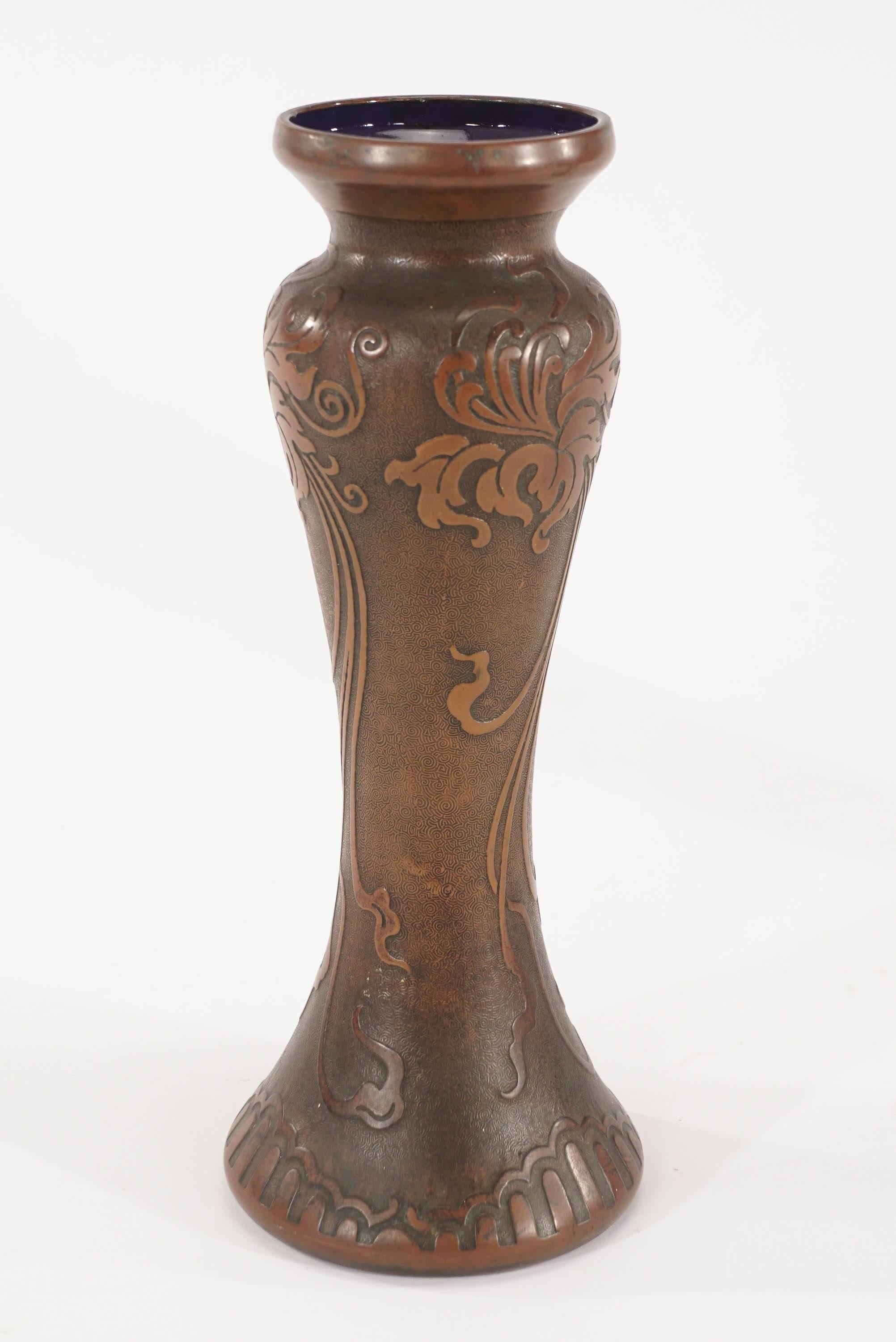Ein Paar signierte Val Saint Lambert Amethyst-Vasen im Art Nouveau-Stil mit Bronzepatina  (Belgisch) im Angebot