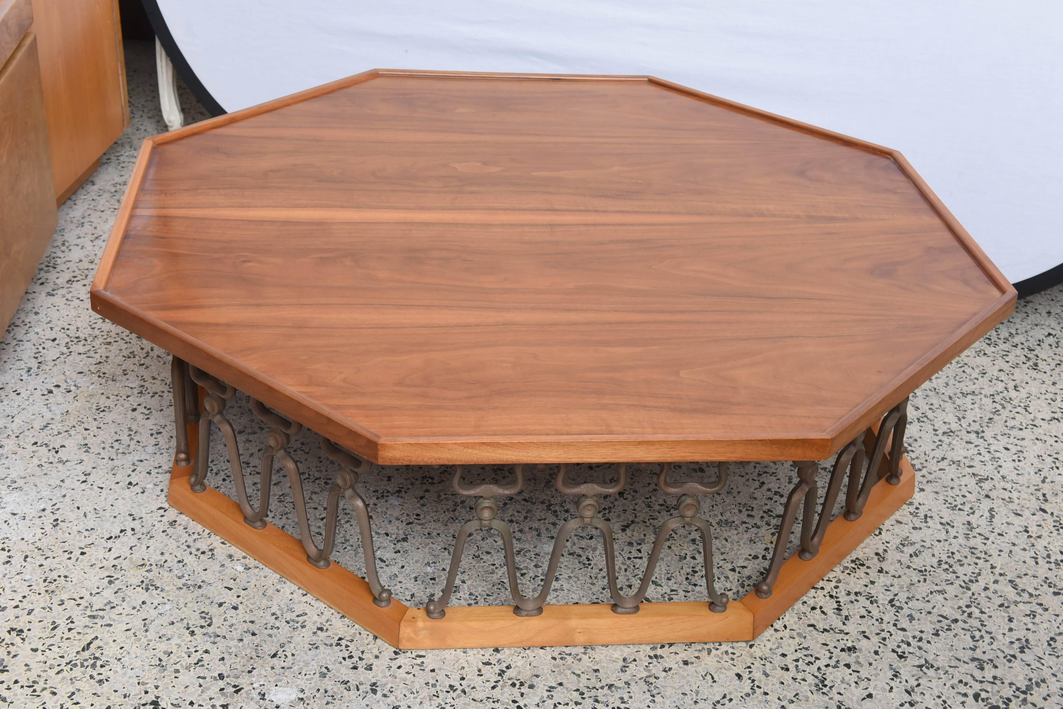 Merveilleux état vintage de la table basse John Van Koert pour Drexel de la collection Casa del Sol.  1957 USA