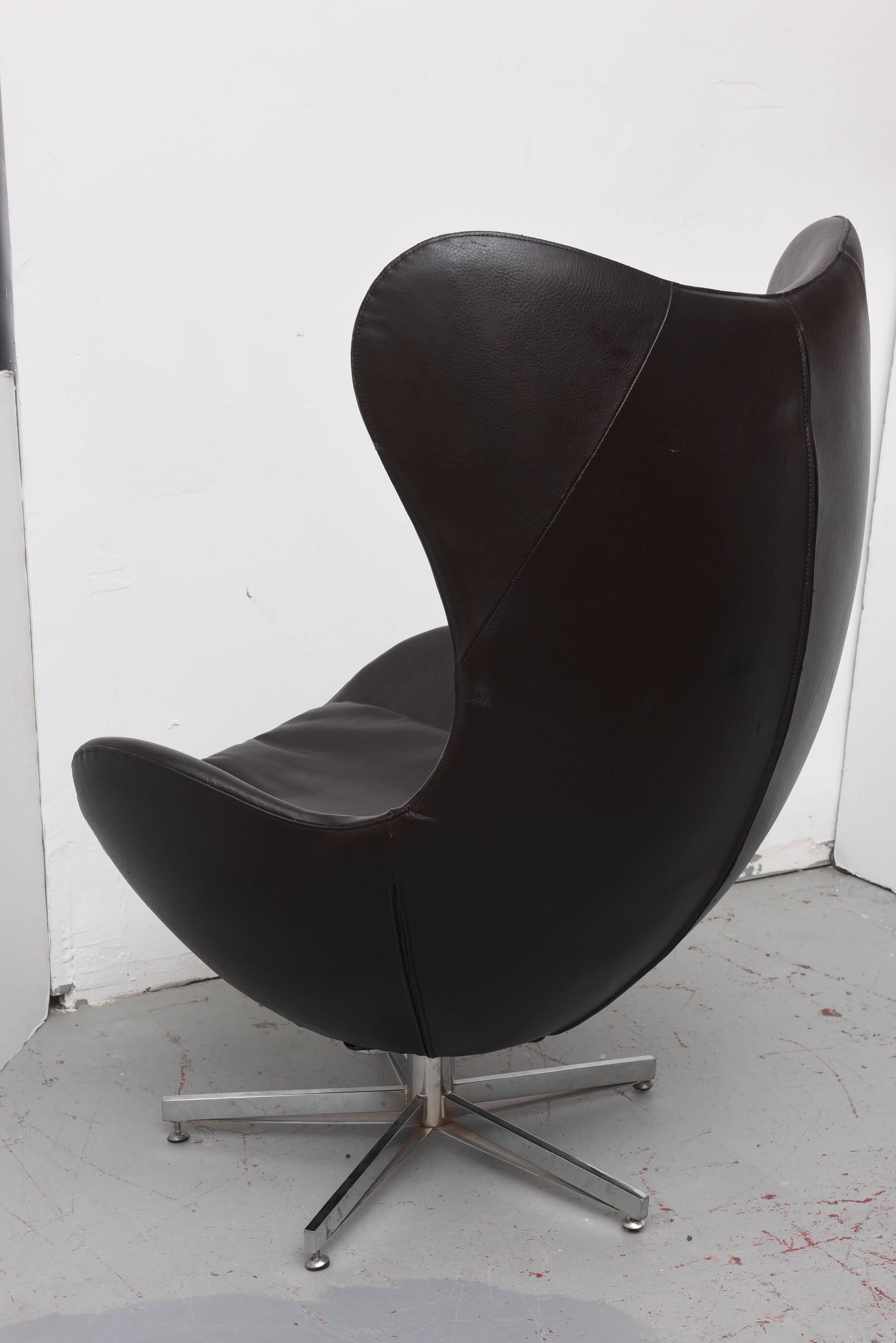 Leather Egg Chair in Arne Jacobsen Style, Denmark, 1960s In Good Condition In Miami, FL