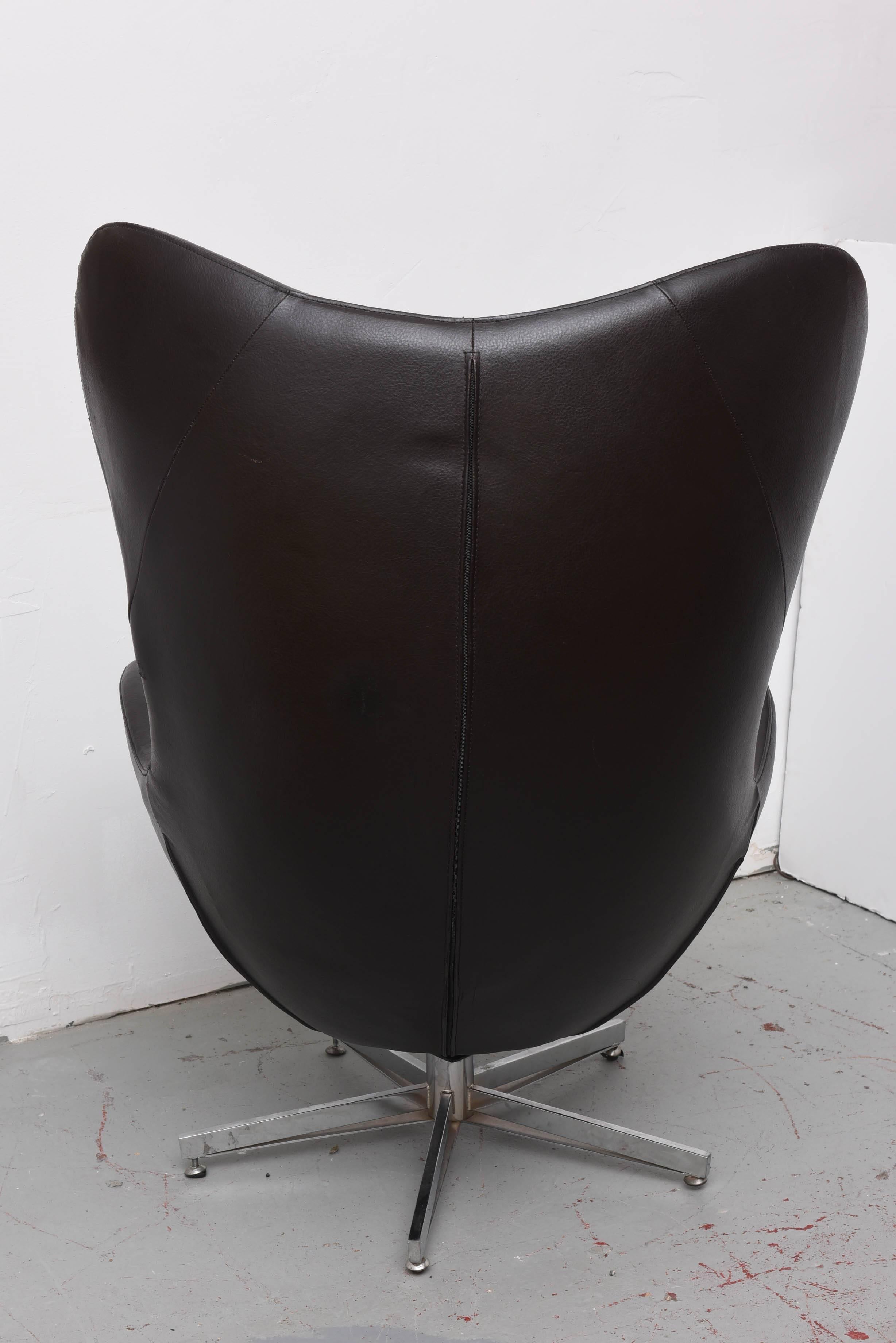 Mid-20th Century Leather Egg Chair in Arne Jacobsen Style, Denmark, 1960s