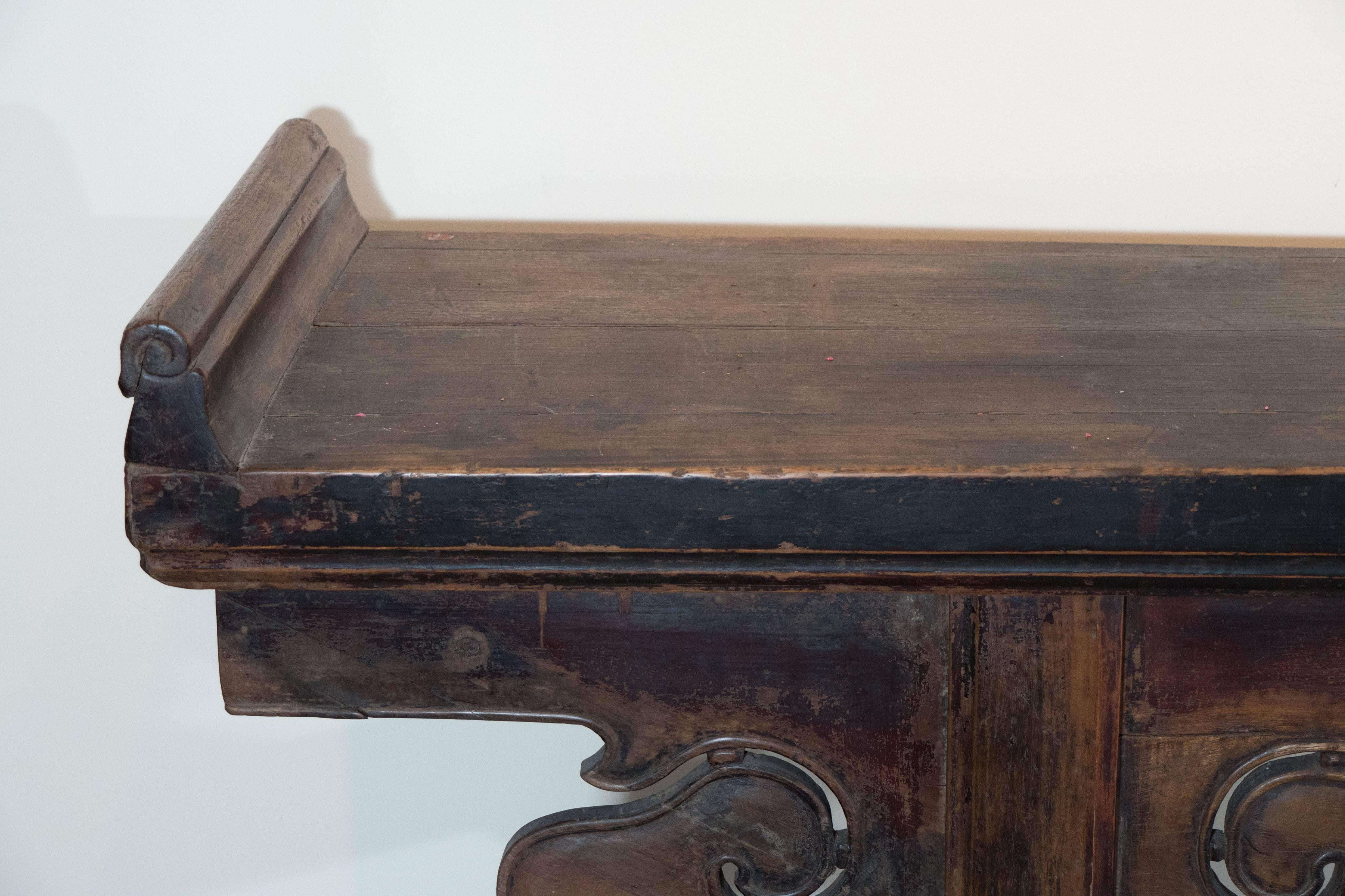 18th Century Chinese Walnut Altar Table In Good Condition For Sale In New York, NY