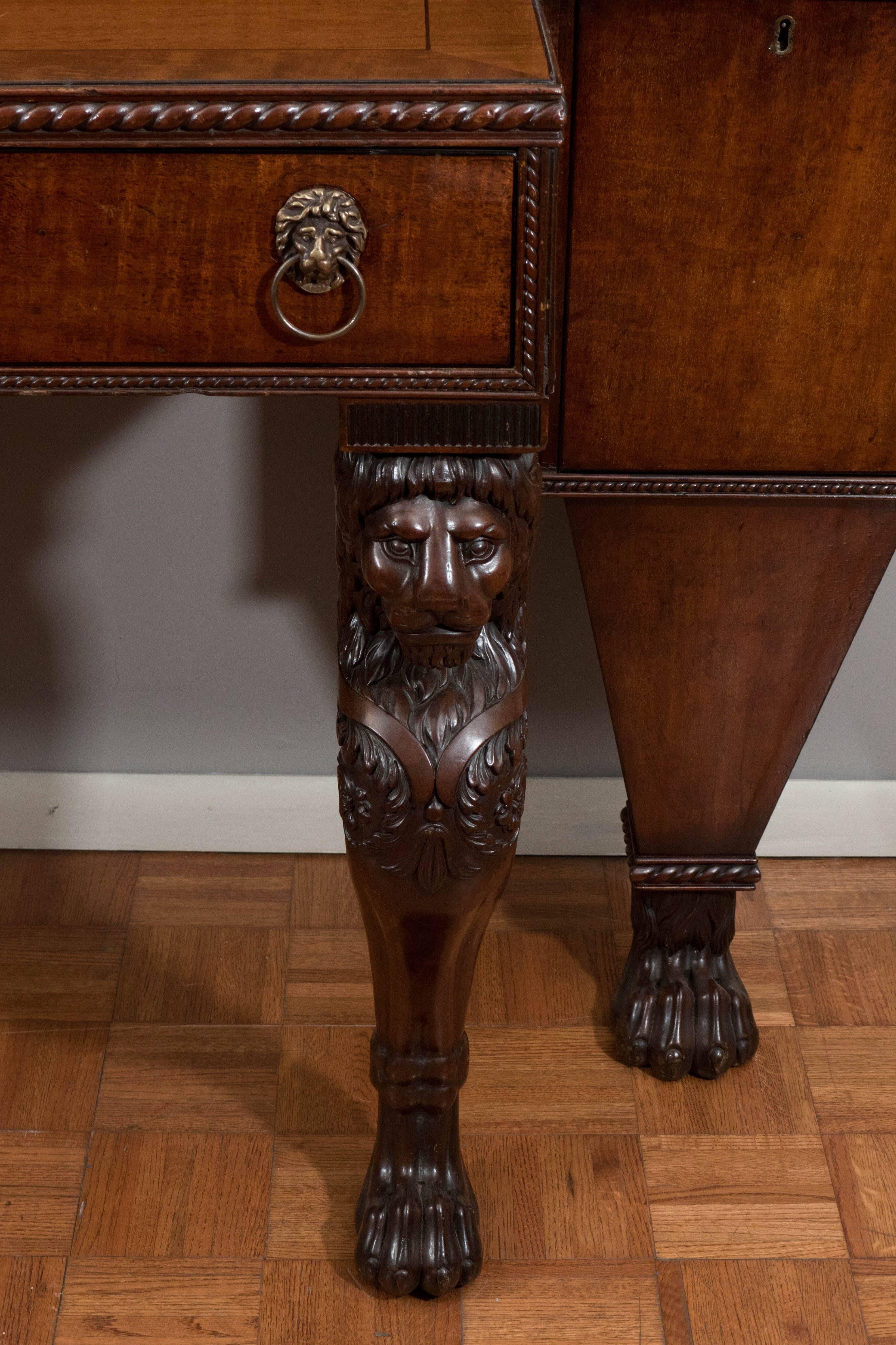 Enfilade en acajou Mack, Williams et Gibton avec pieds monopodes en forme de lion Excellent état - En vente à New York, NY