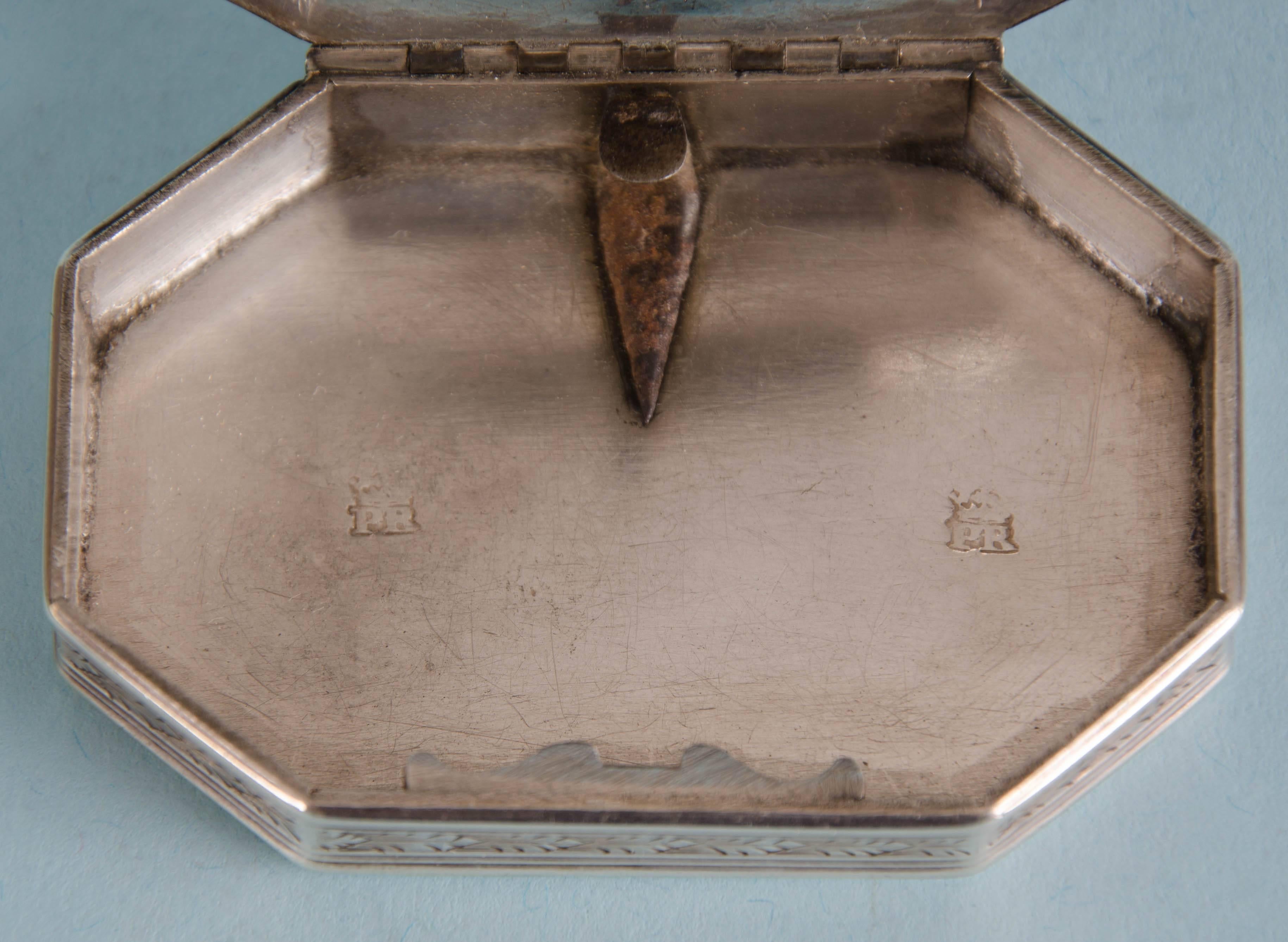 William and Mary, late 17th Century engraved silver cut-corner rectangular box.  In Excellent Condition For Sale In London, GB