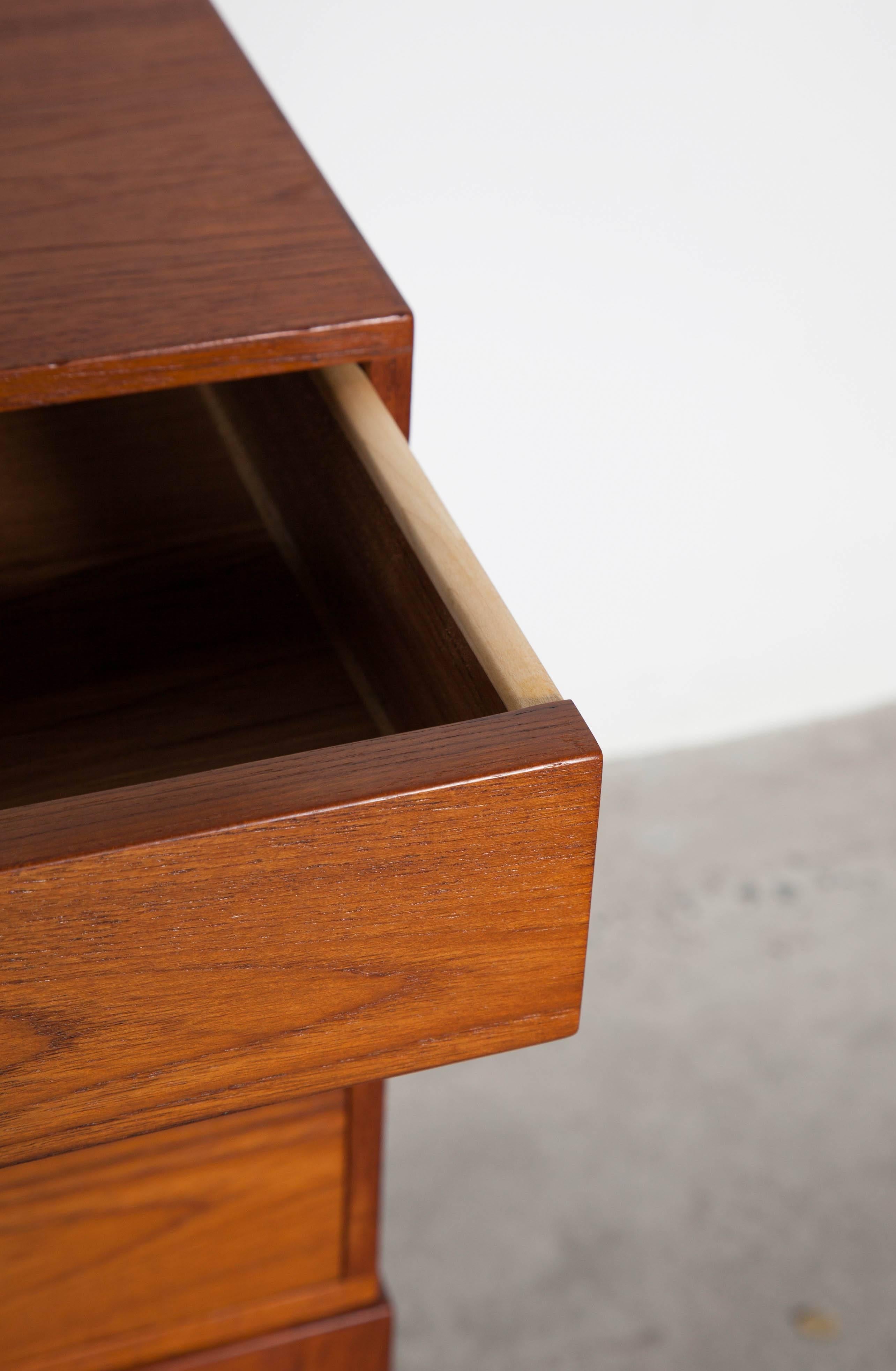 Vintage 1960s Askel Kjersgaard Bedside Table in Teak

This Danish Modern Night Stand is in excellent condition. Warm and harmonious and mixes with many styles. Ready for pick up, delivery, or shipping.