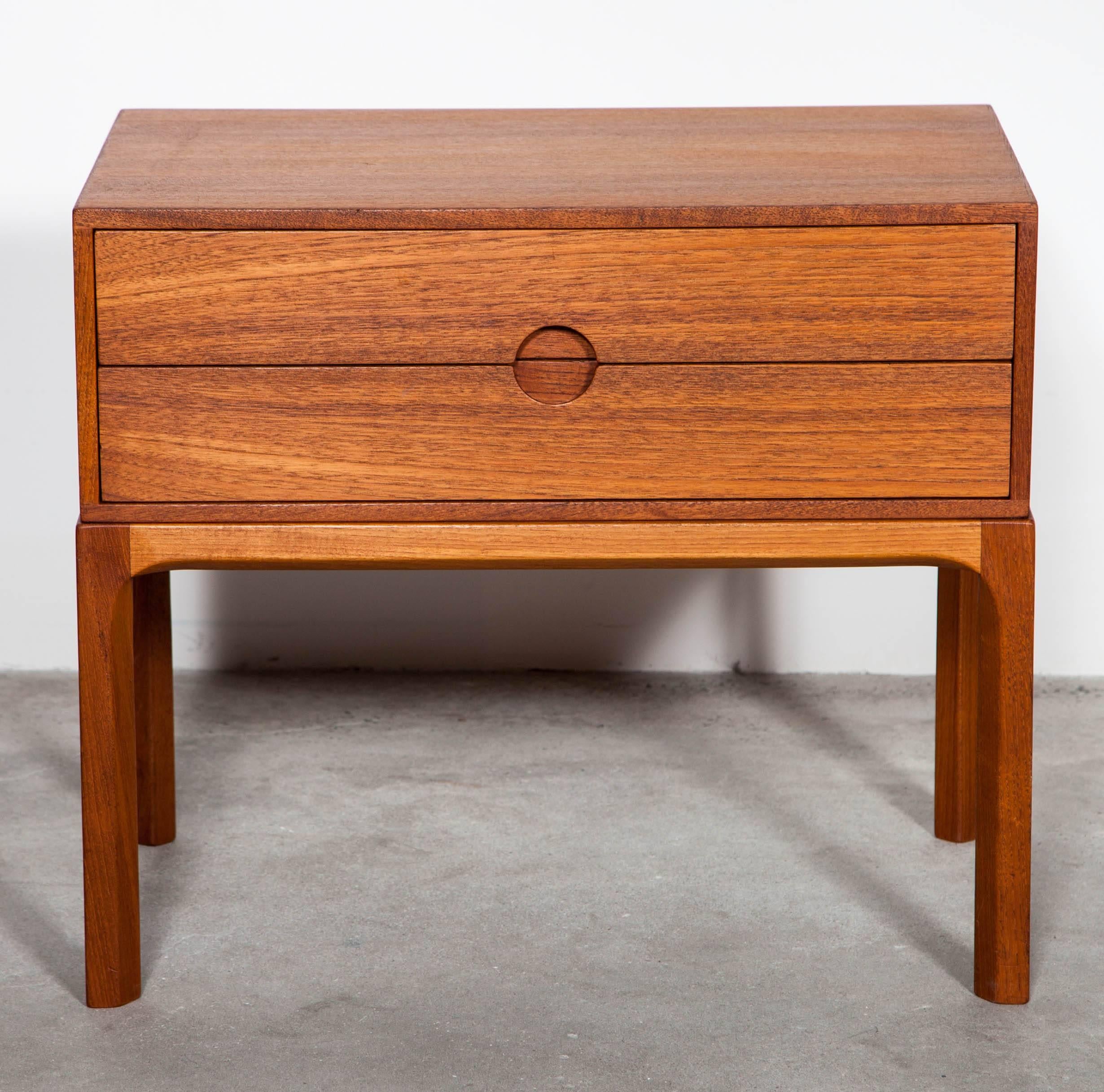 Vintage 1960s Askel Kjærsgaard Bedside Table in Teak

This Danish Modern Night Stand are in excellent condition. Warm and harmonious and mixes with many styles. Ready for pick up, delivery, or shipping.