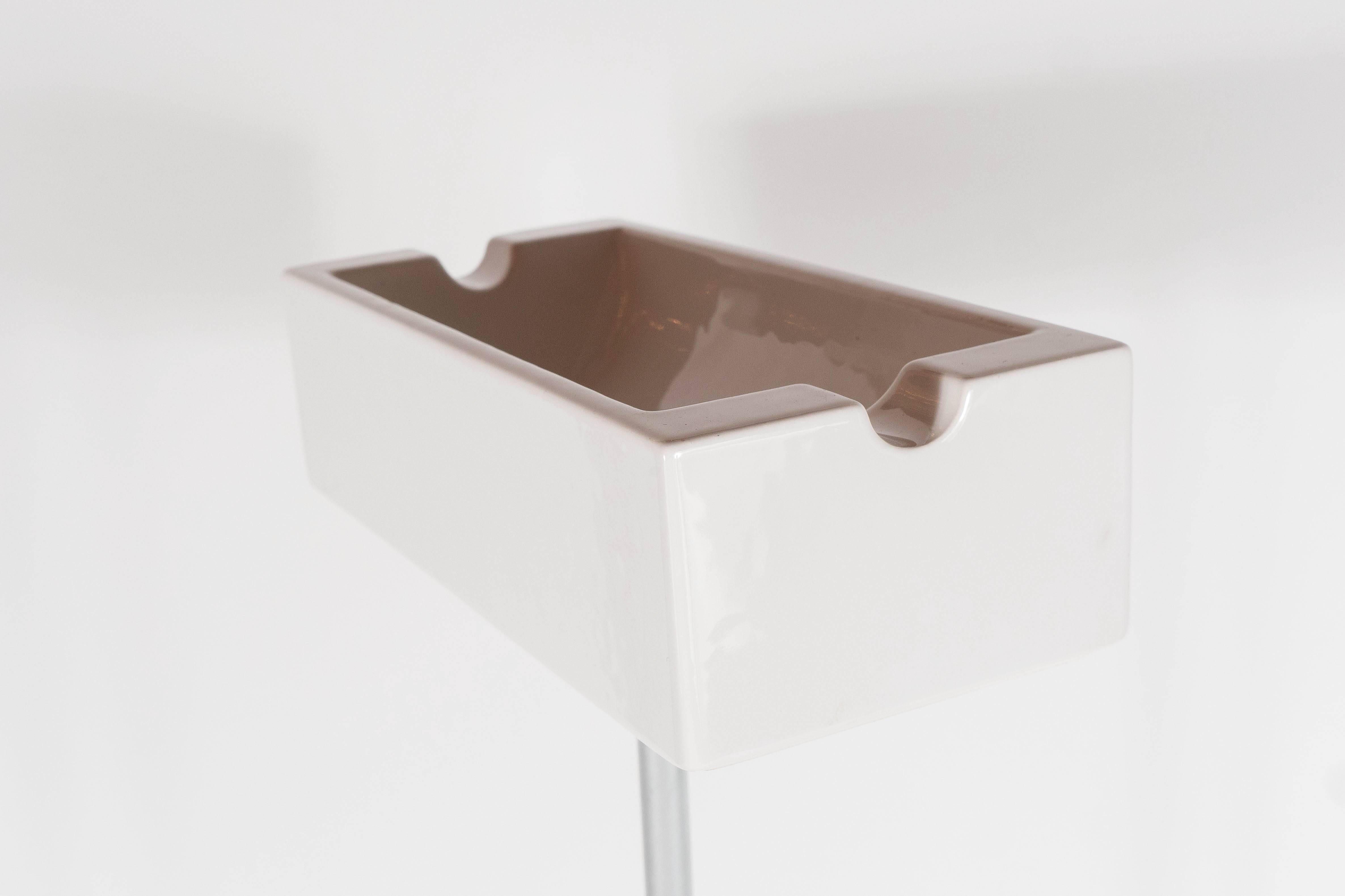 An ultra-stylish Mid-Century modernist cigar stand by Progetto Oggeto. Clean lines make this white glazed ceramic and enamel piece of Italian design and production a perfect addition to any balcony or sitting area. In mint condition.