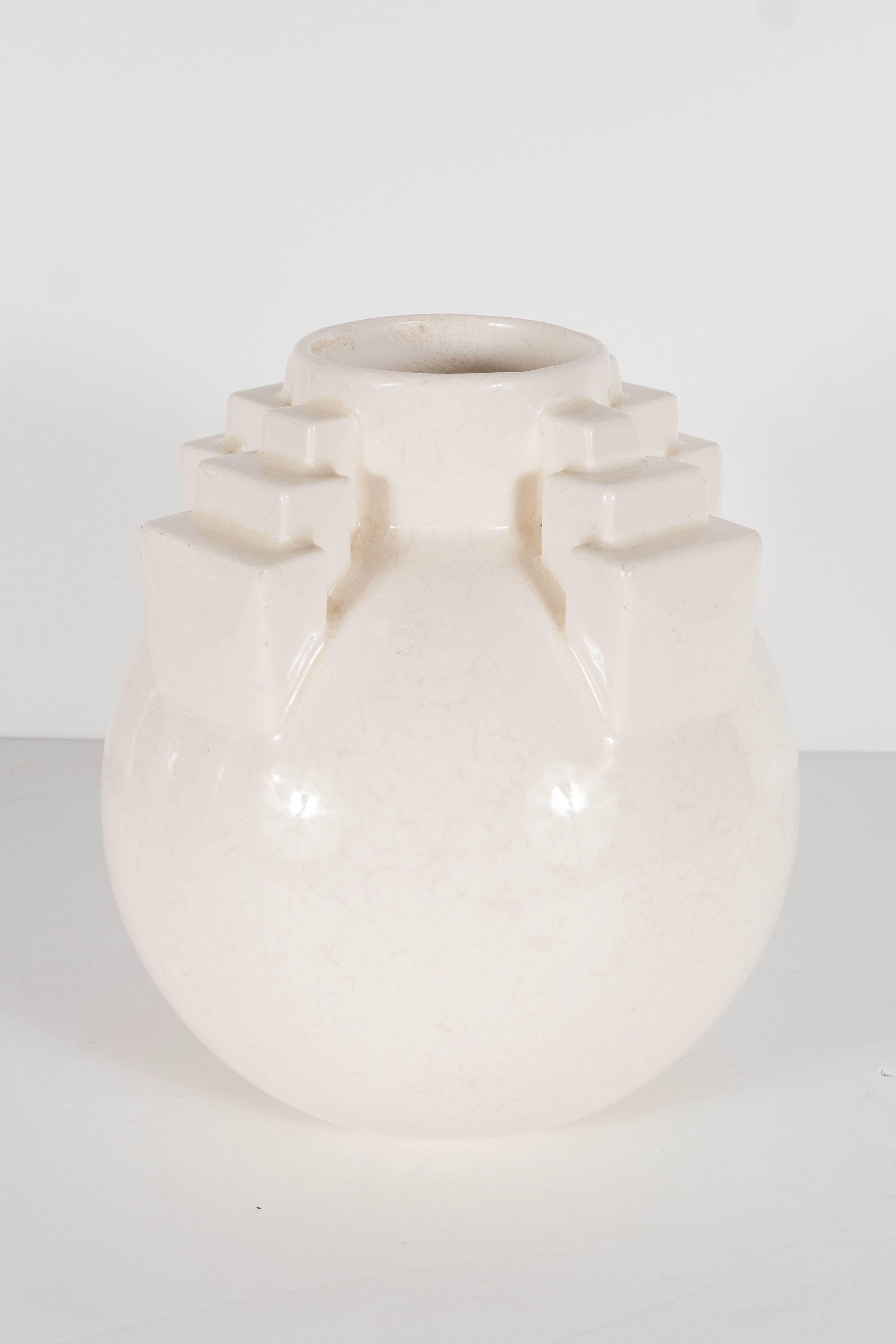 Français Vase de style gratte-ciel en céramique à glaçure craquelée Art Déco de St. Clement