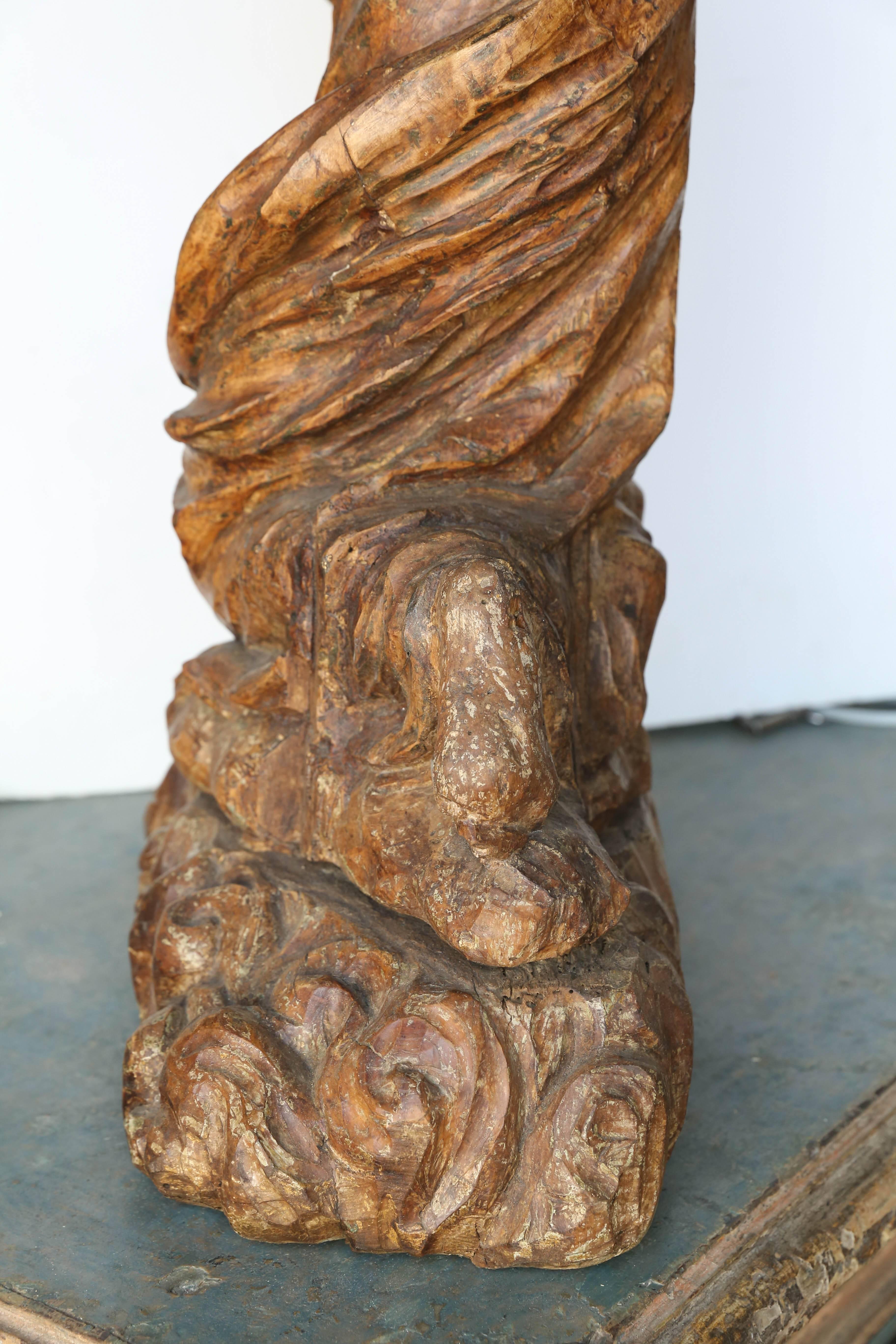 Late 17th-Early 18th Century Italian Carved Wooden Angel Sculpture In Good Condition In Houston, TX