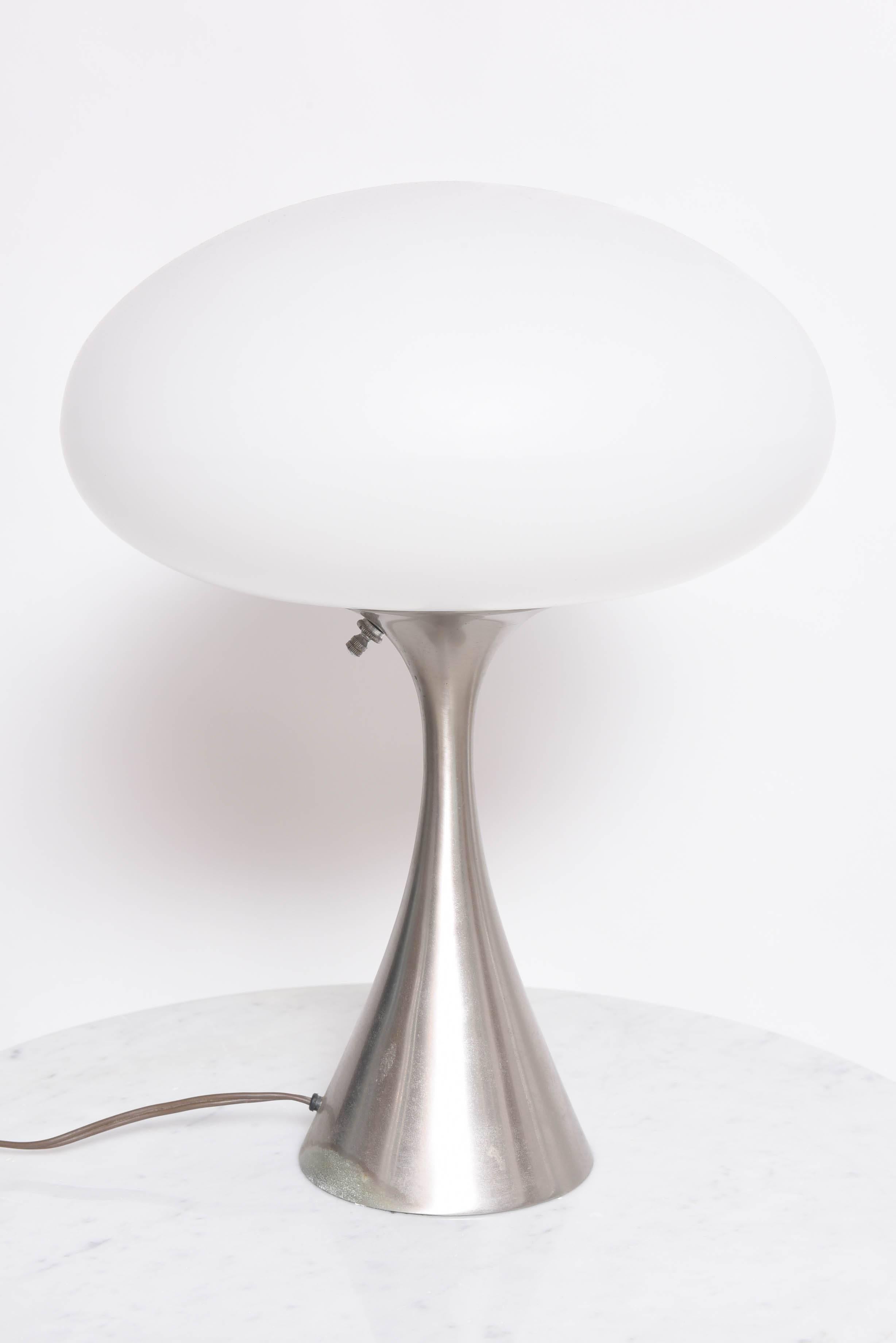Mid-20th Century Modern Pedestal Laurel  Saucer Table Lamp In Good Condition In Miami, FL