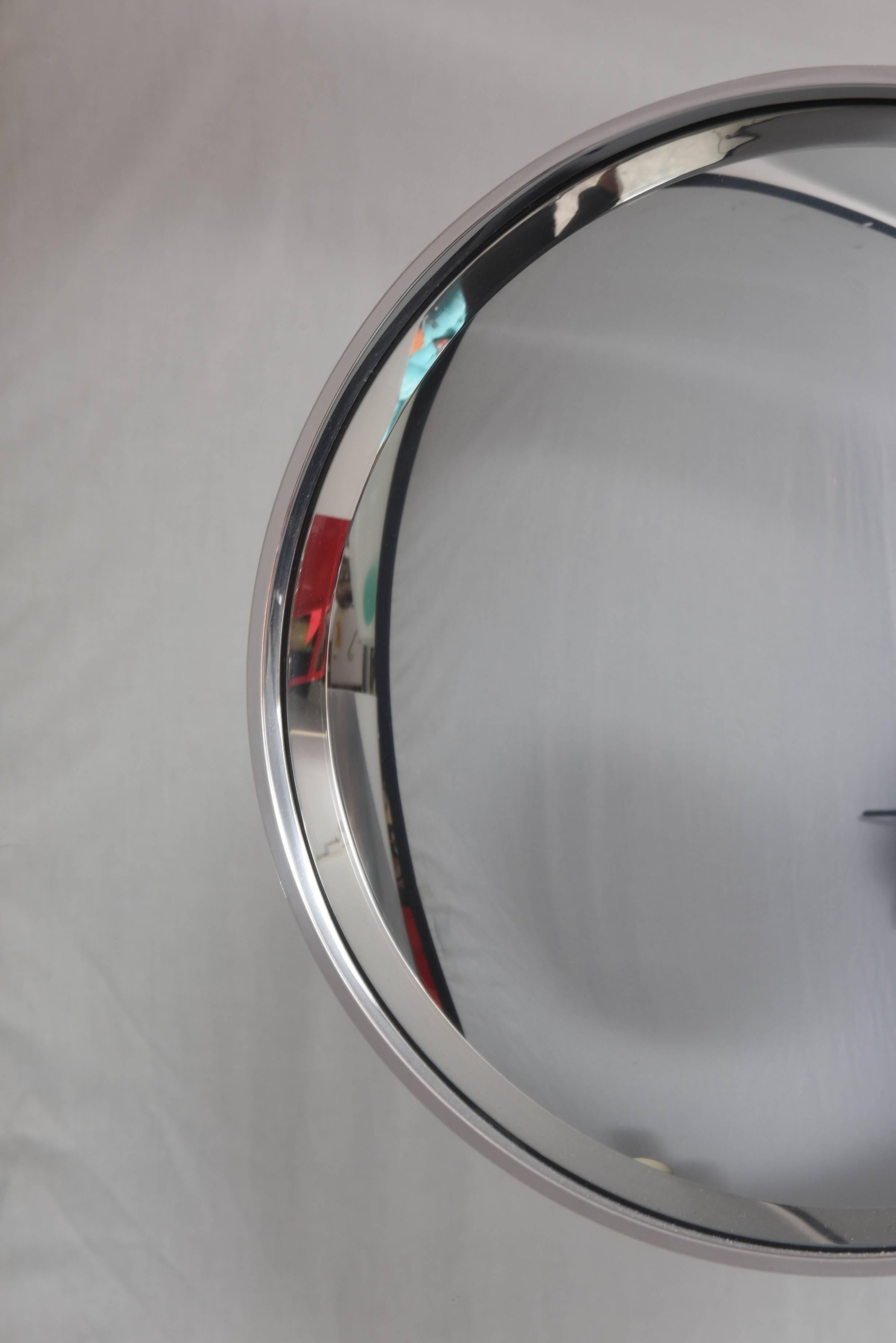 20th Century Minimalist Modern Convexed Center Stainless Steel Round Mirror In Excellent Condition In Miami, FL