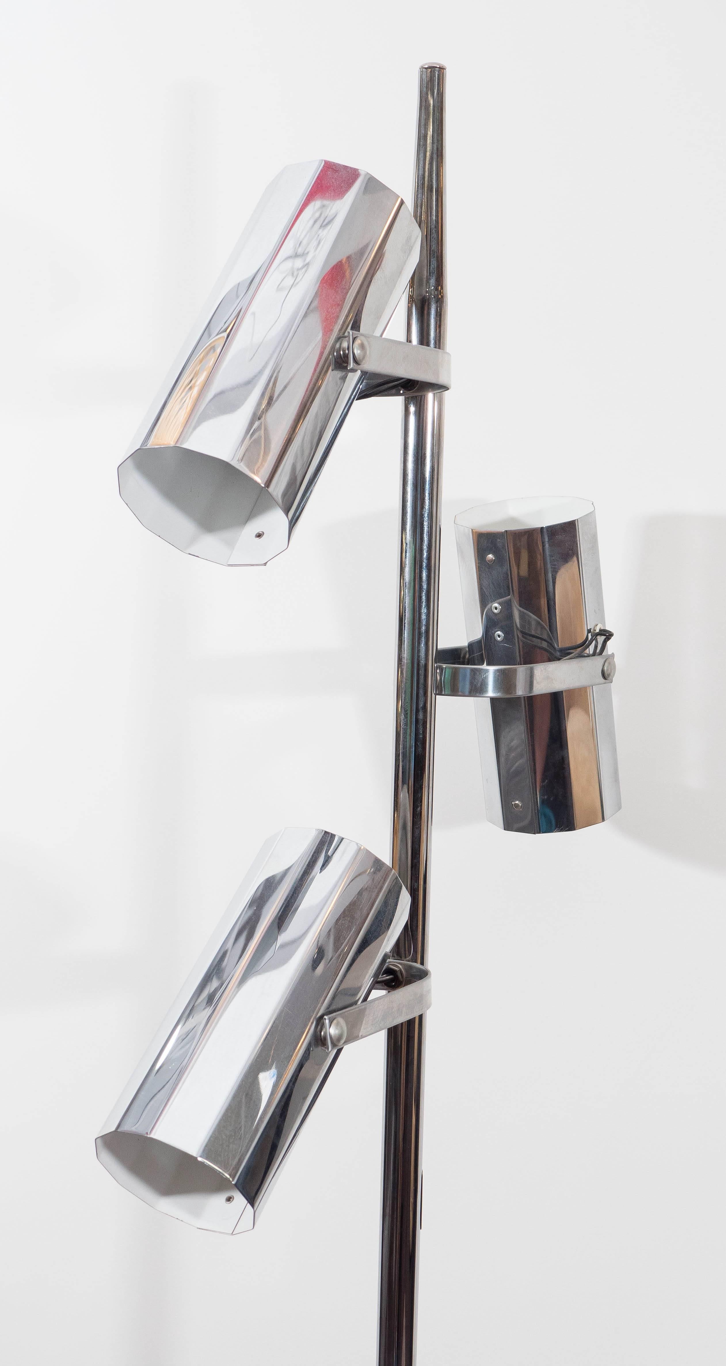 1970s Koch and Lowy Chrome Floor Lamp with Three Cylinder Pivoting Shades In Good Condition For Sale In New York, NY