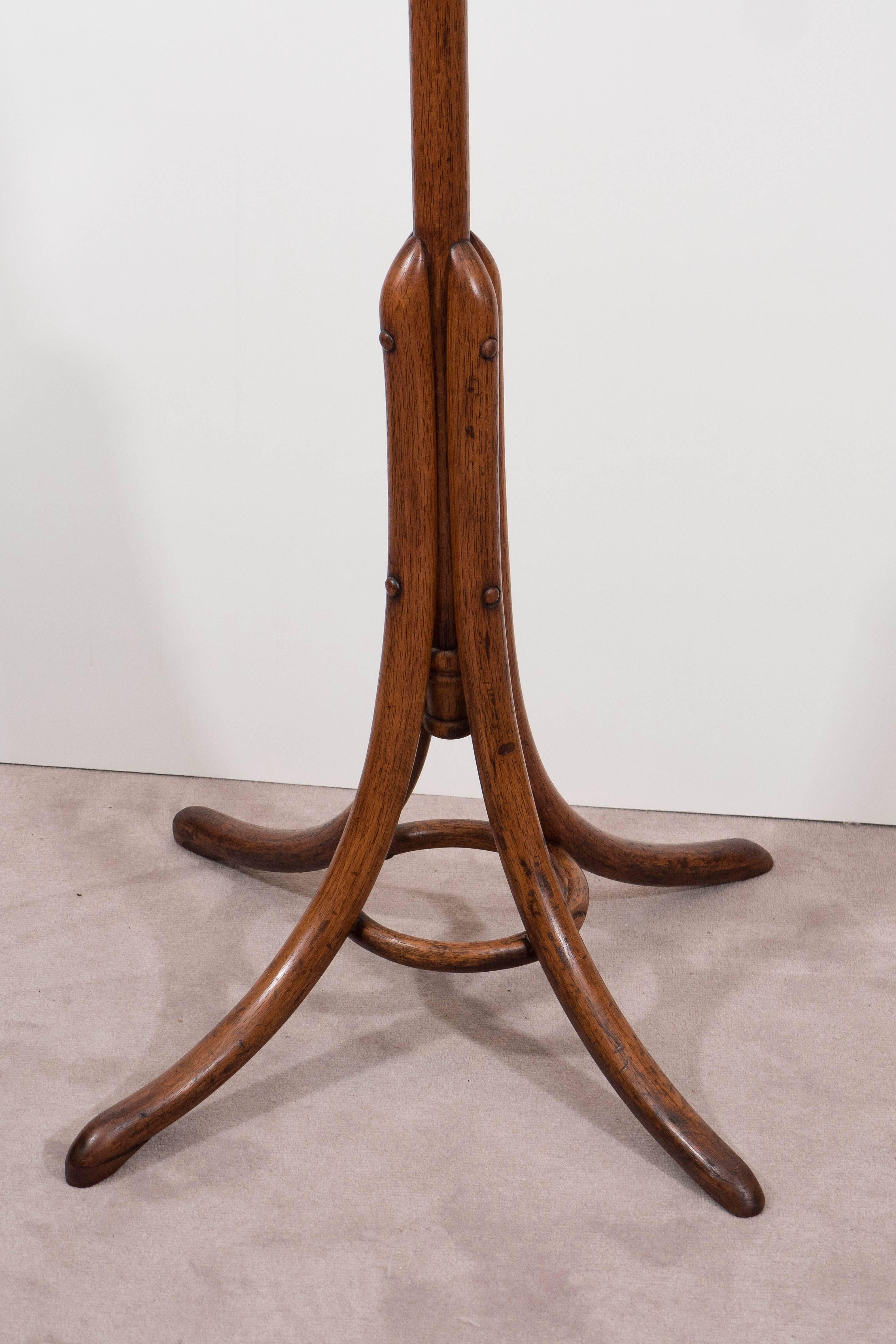 An Austrian bentwood coat rack and hall tree, produced circa 1900s by Thonet, which features six scrolled hooks, surmounted by a beehive finial. Very good antique condition, with age appropriate wear.