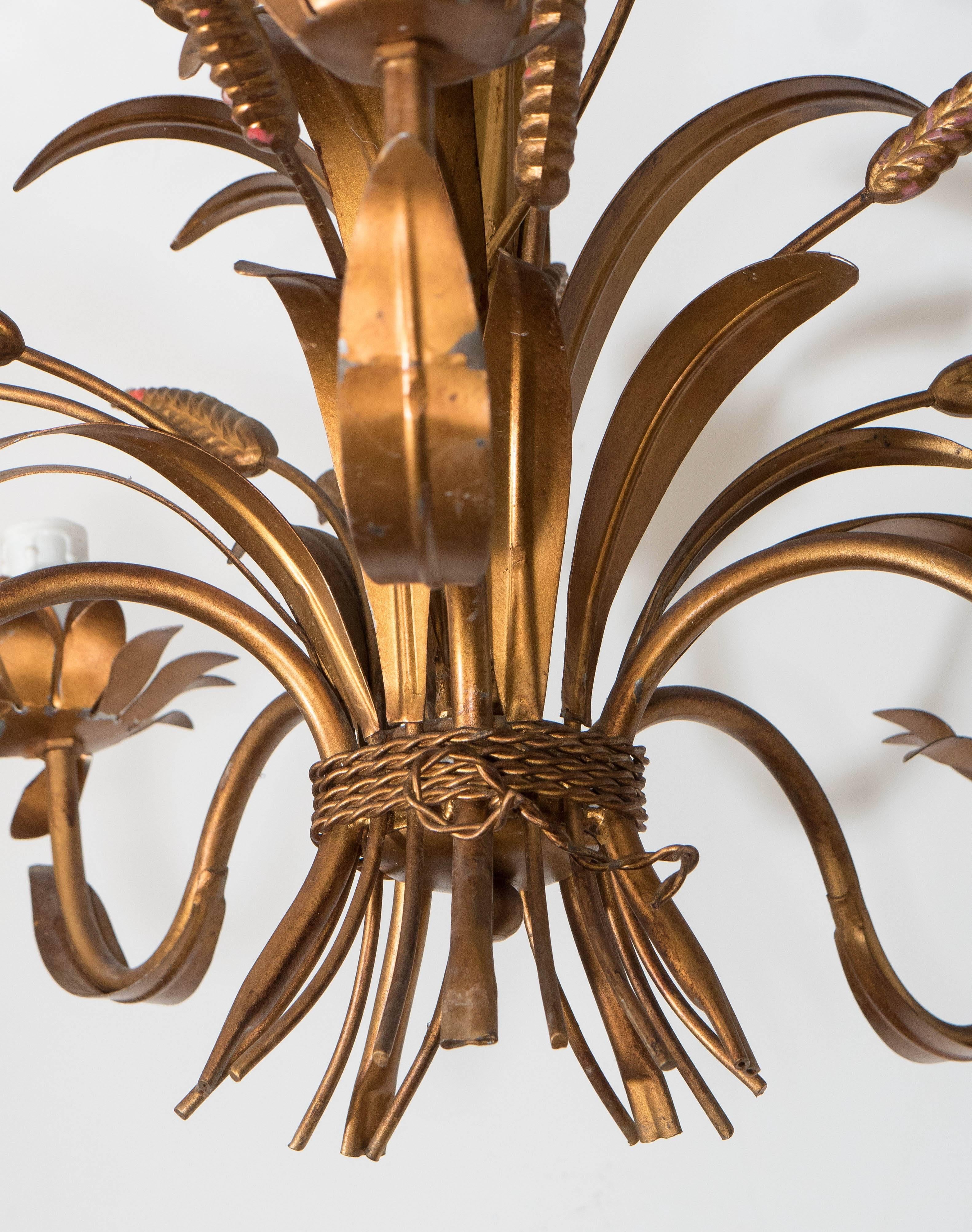 Spectacular French 1960s Wheat Tole Chandelier in Gilded Metal In Good Condition In New York, NY