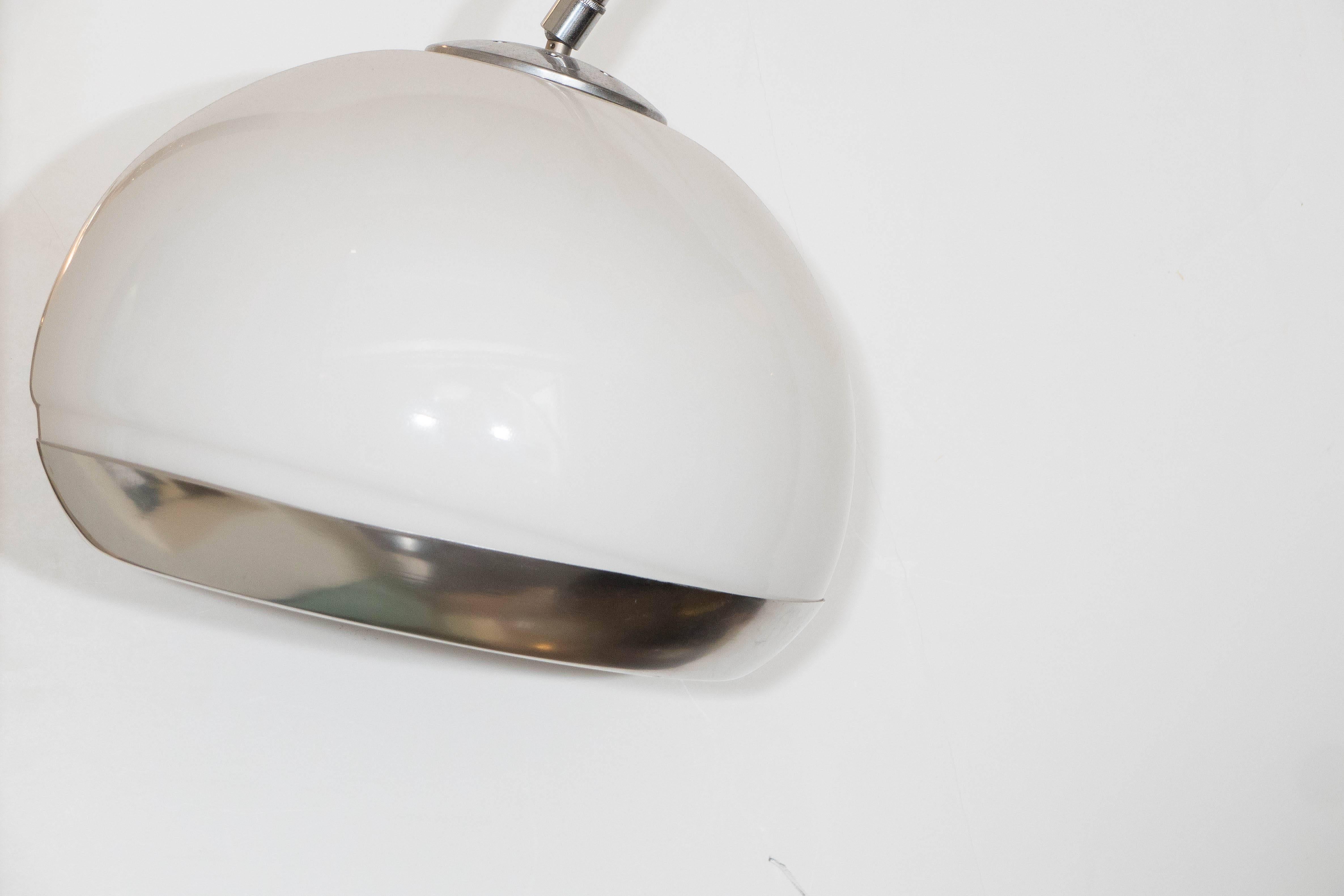 italien Lampe à arc chromée Harvey Guzzini avec abat-jour en acrylique blanc sur base en marbre de Carrare