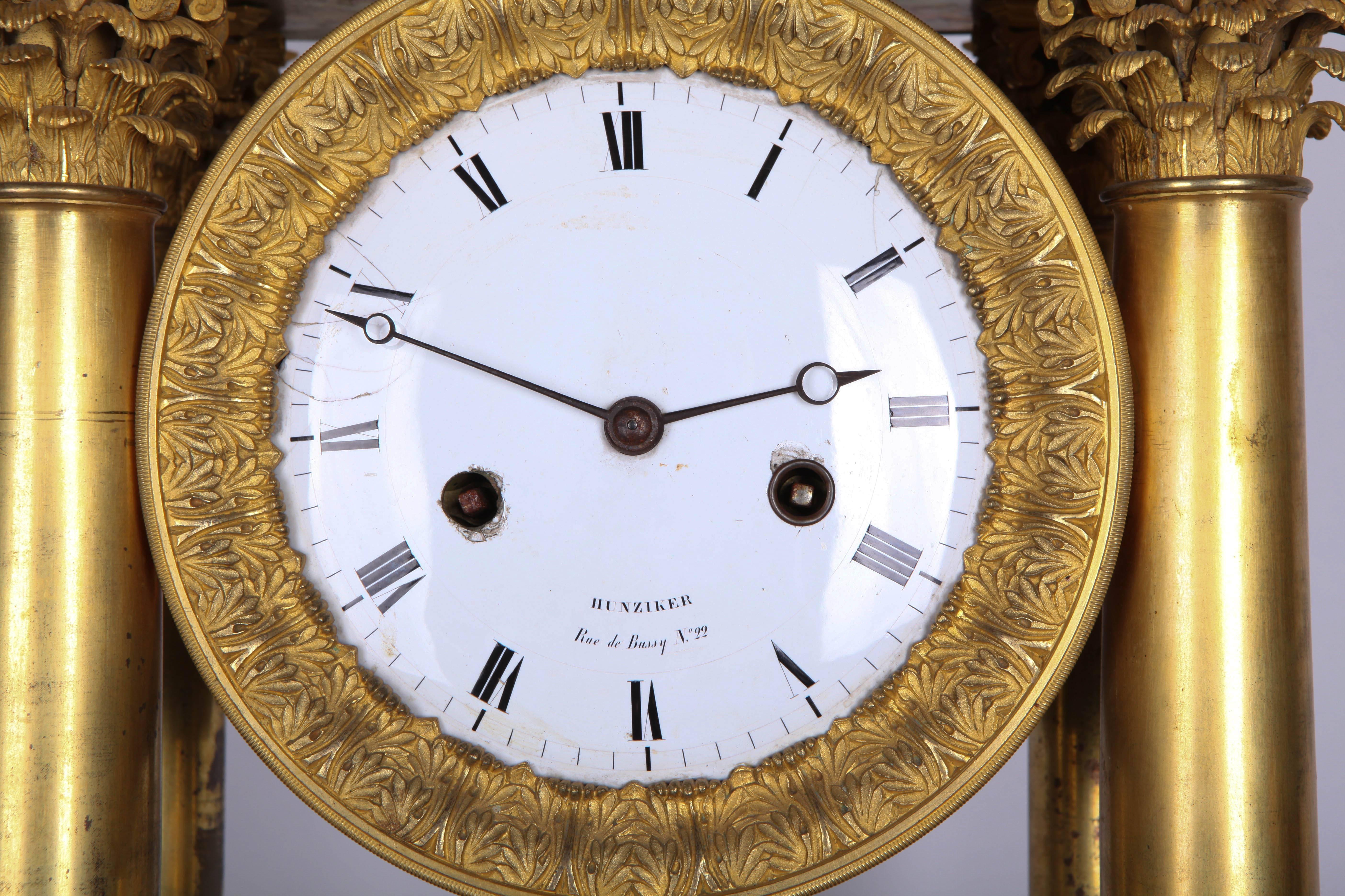 The dial with Roman numerals is signed 'Hunziker Rue de Bussy N° 22' and shows minor cracks.