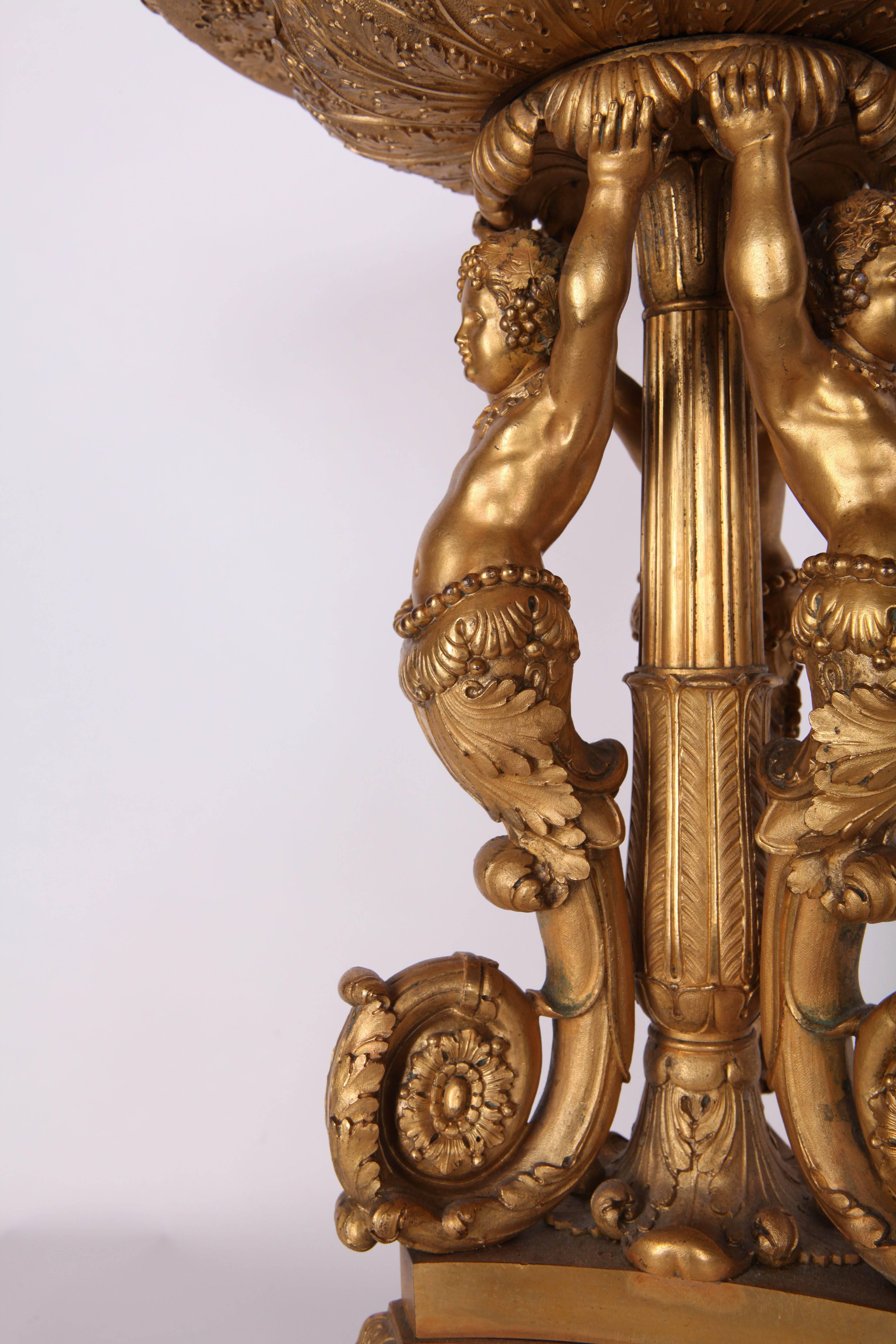 A19th Century French Renaissance Revival gilt bronze Centerpiece Comport In Good Condition For Sale In Roma, IT