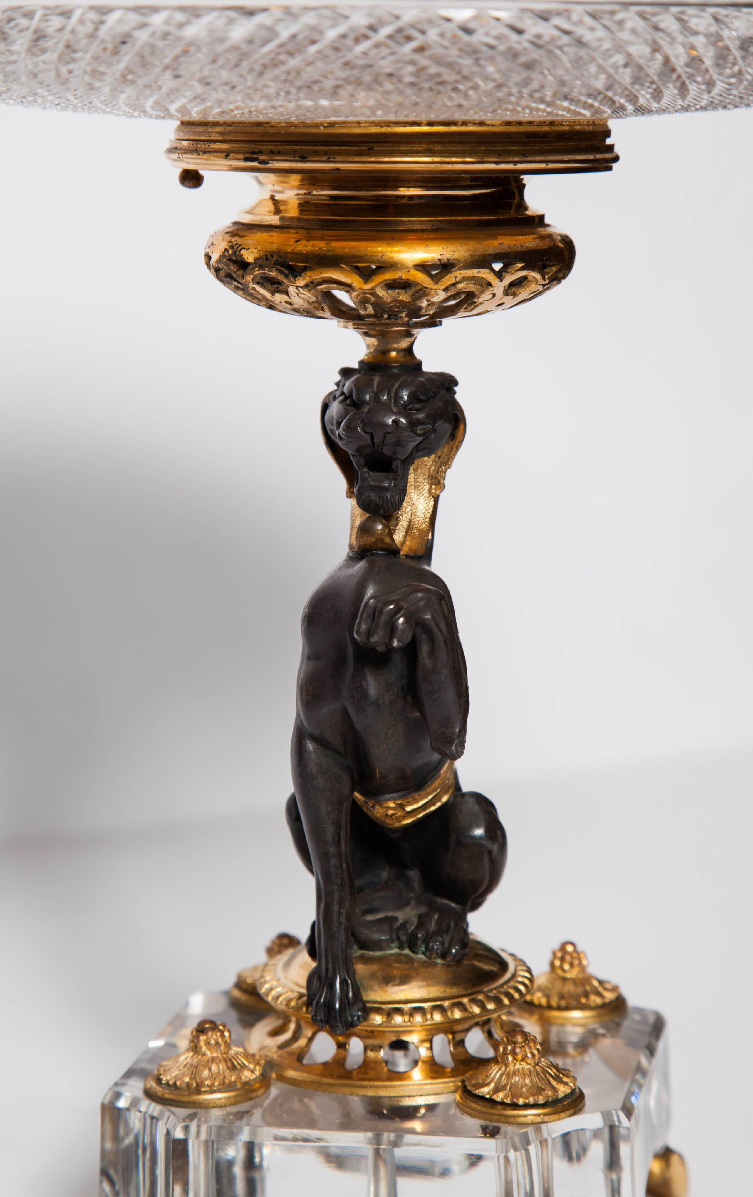 Außergewöhnliches Paar antiker französischer Baccarat-Kristall- und Doré-Bronze-Kompositionen (Louis Philippe) im Angebot