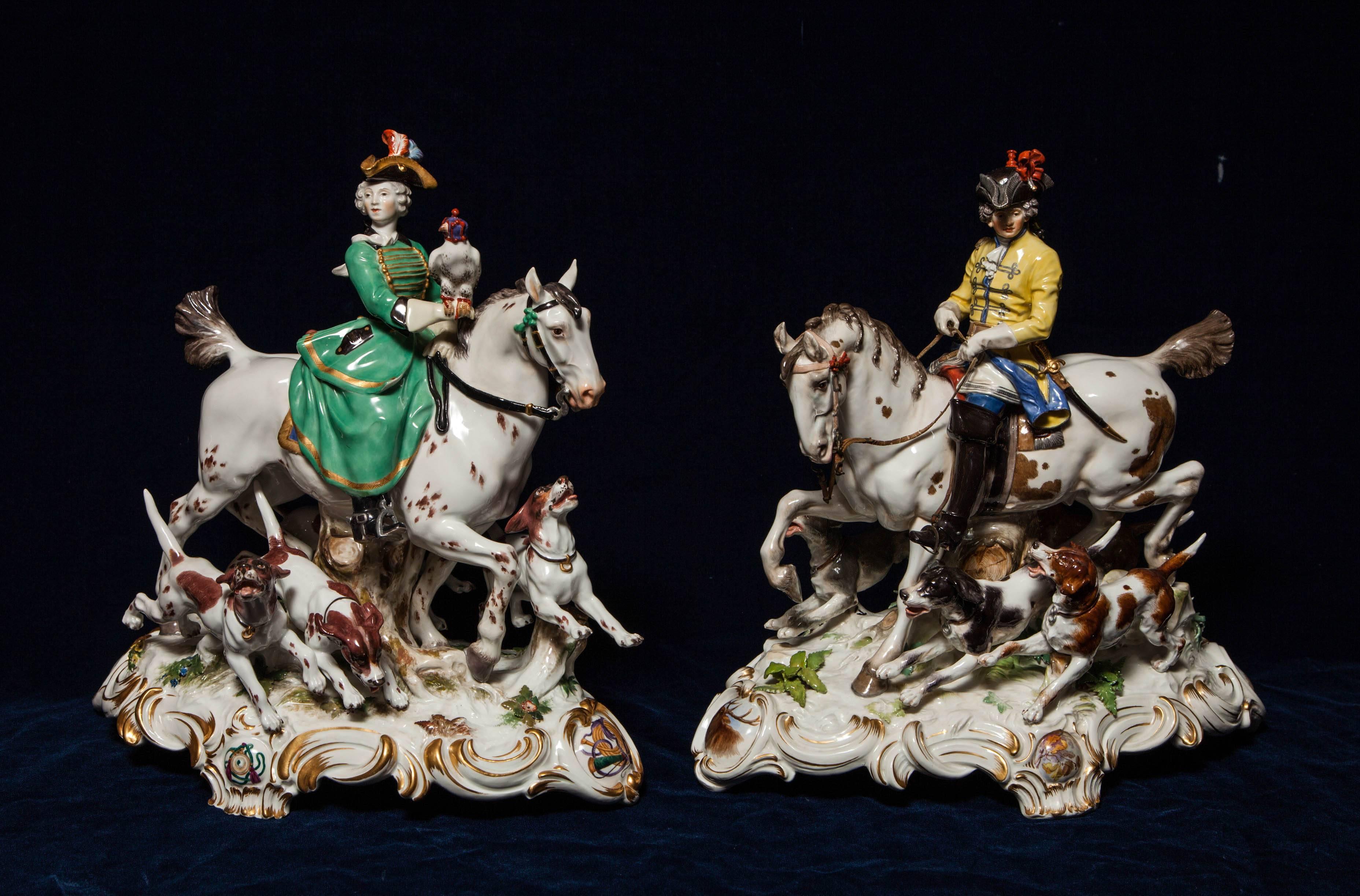 Una coppia eccezionale e piuttosto grande di antichi gruppi di caccia in Meissen Porcelain del XIX secolo con 