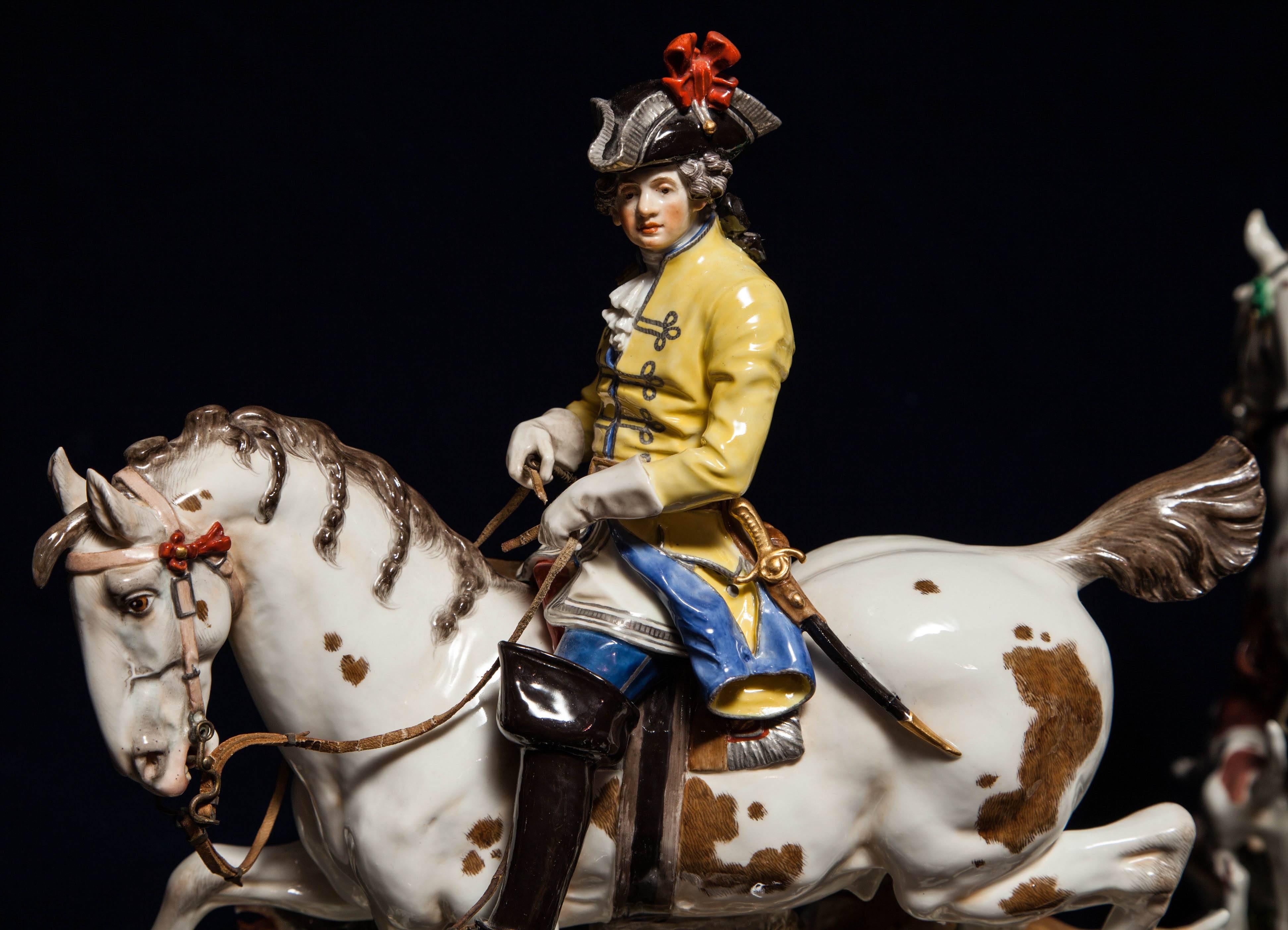 Porcellana Eccezionale coppia di antichi gruppi di caccia in Meissen Porcelain con cavalli e cani in vendita