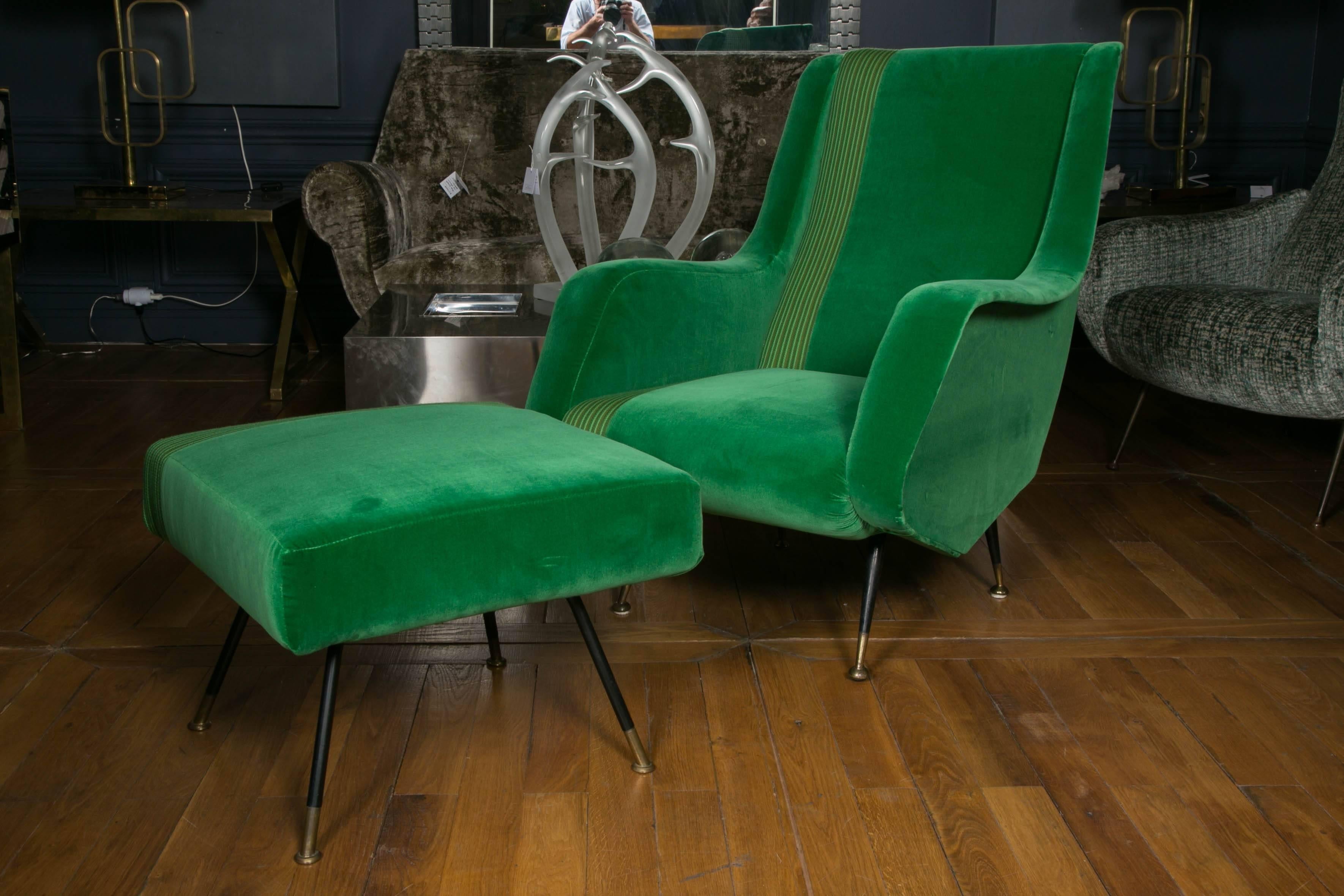 Mid-Century armchair and footstool, upholstered in green velvet and striped fabric.
Pouf dimensions: 53 x 53 x H 40 cm.