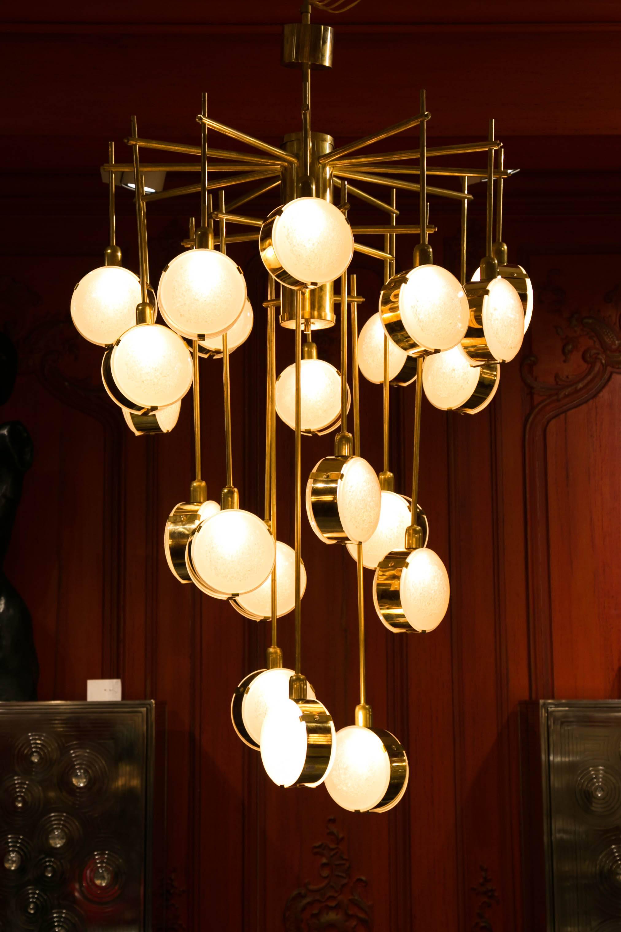 Pendant chandelier in brass and 21 Murano glass discs with brass circles