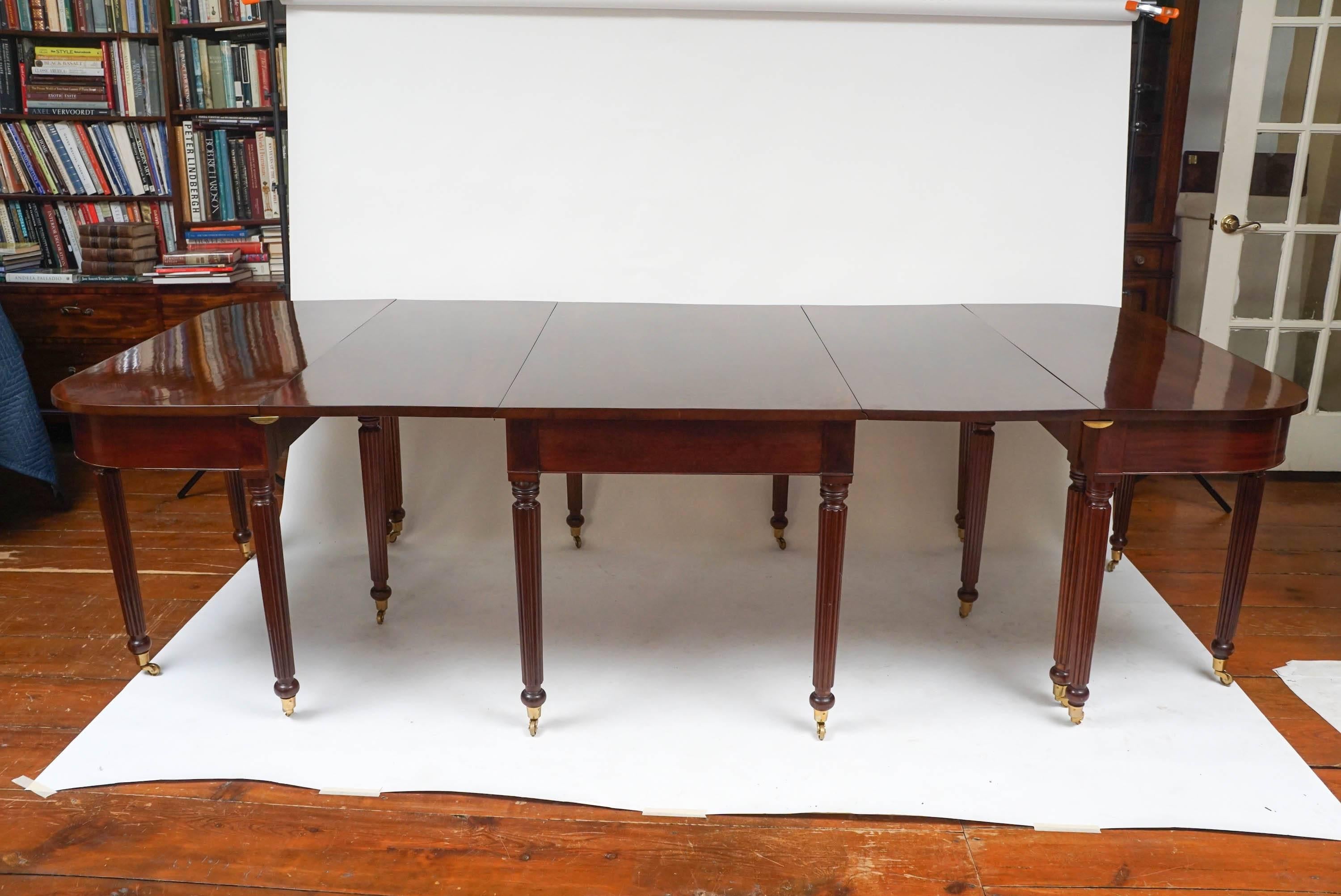 Rare and beautiful, circa 1810, Boston, Massachusetts, American Sheraton period solid mahogany extending dining table in three sections with four additional leaves in the style of Gillows of Lancaster 'Imperial' dining table. The 'd-shaped' ends