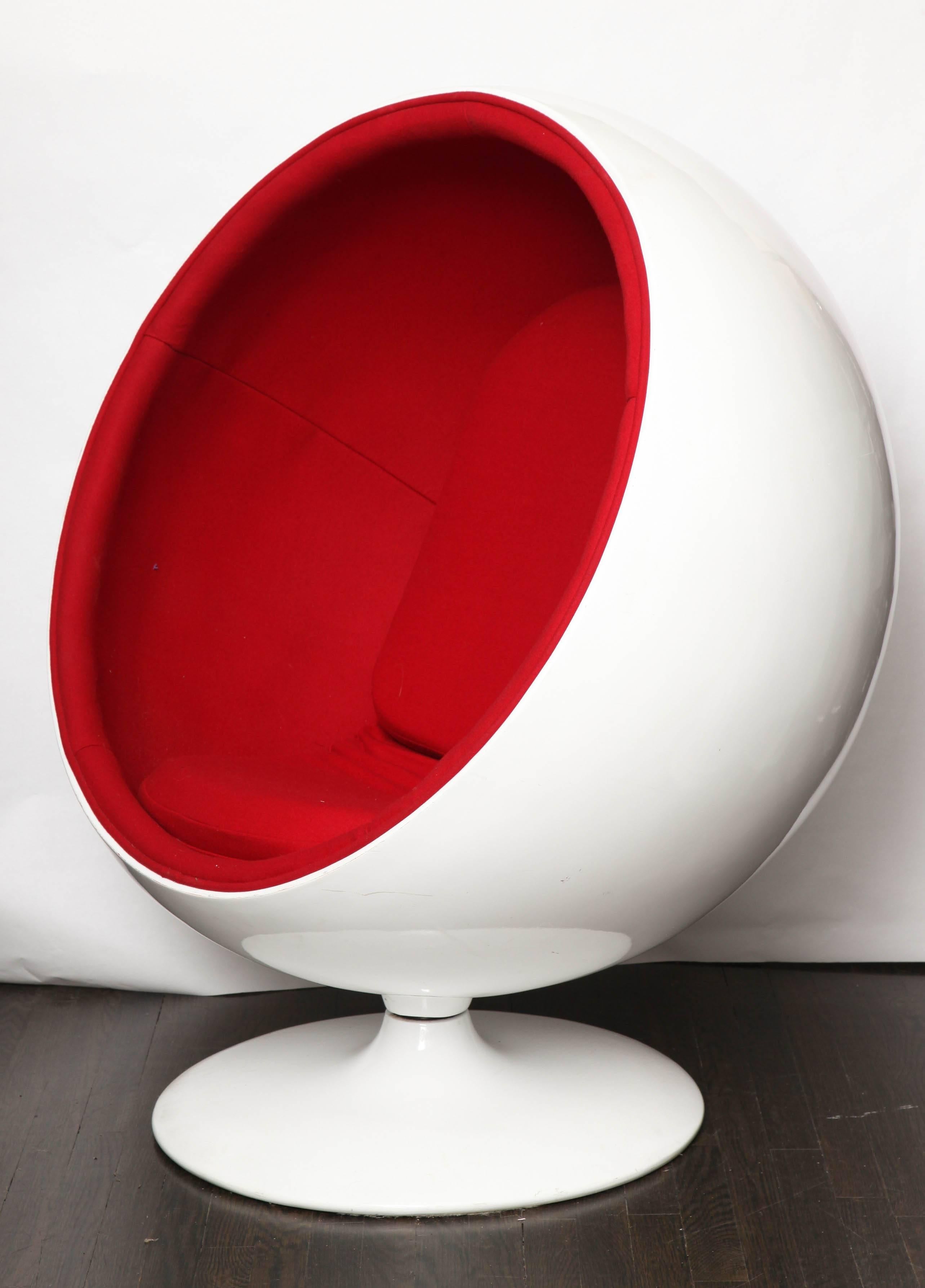 Mid-Century Modern 1960s Globe Chair by Eero Arnio in Fiber Glass, Aluminum and Upholstery