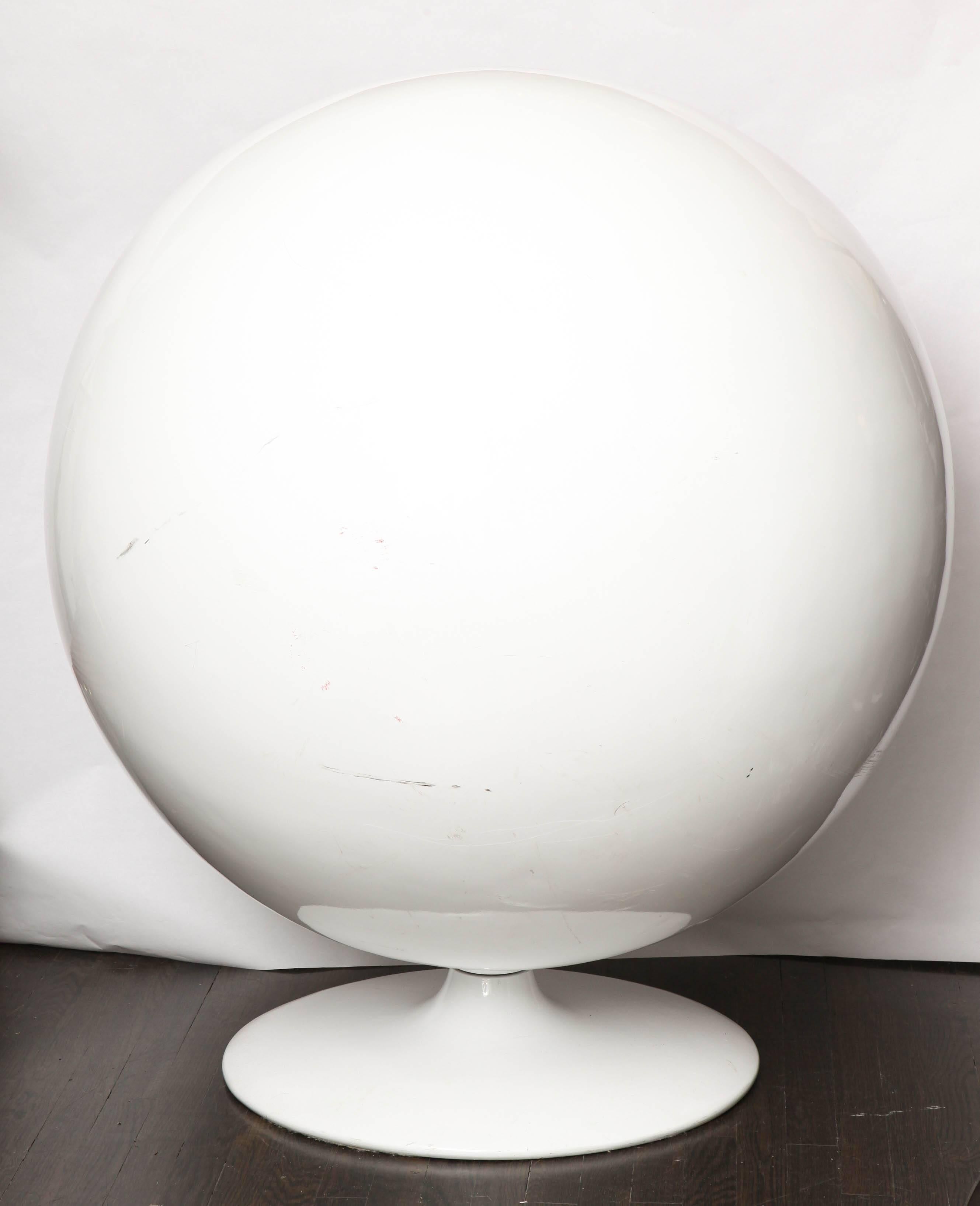 Painted 1960s Globe Chair by Eero Arnio in Fiber Glass, Aluminum and Upholstery