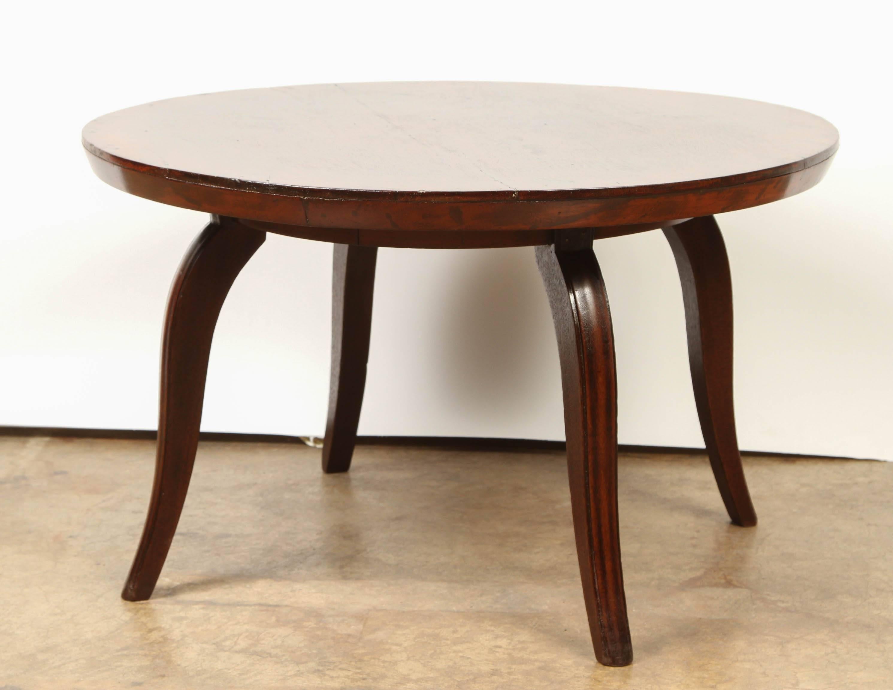 Table basse Art Déco de style colonial français en palissandre massif, avec un tablier fin et quatre pieds évasés.