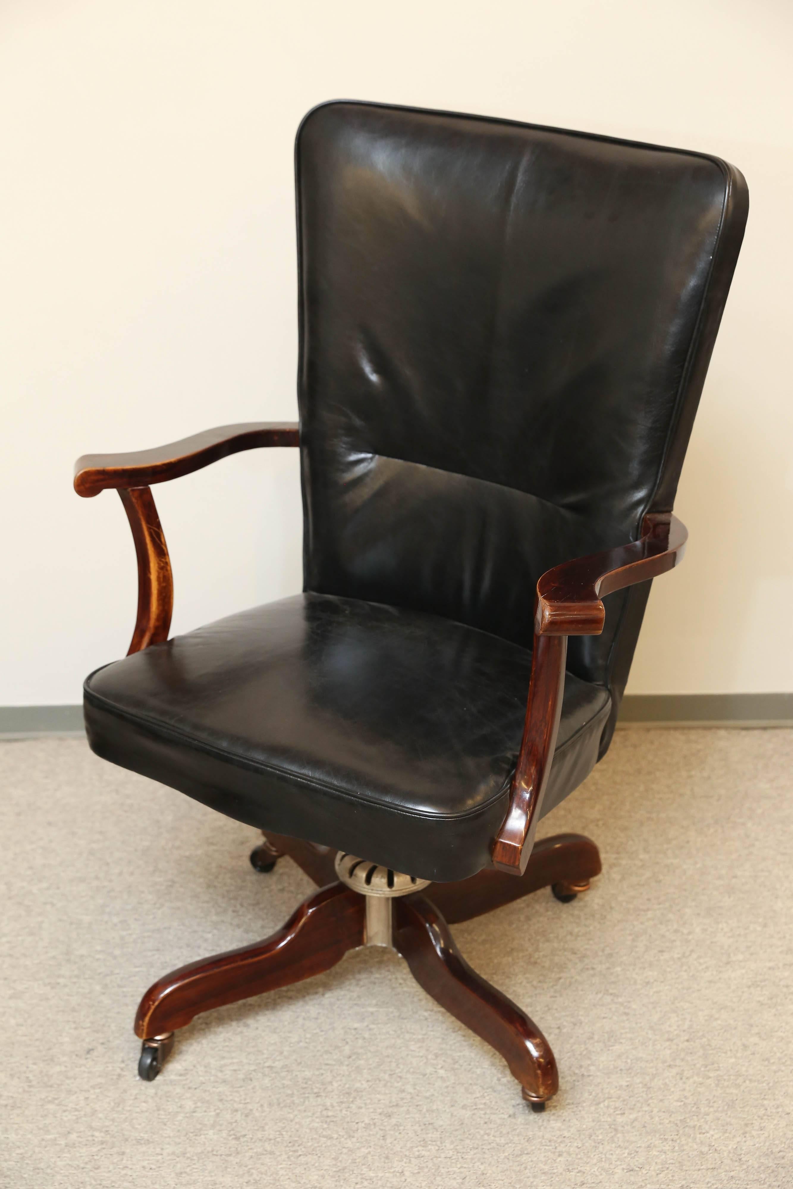 Art Deco arm chair - Swivel office chair. circa 1930

 Adjustable height with curved wooden back. Black leather upholstery. 

Condition is good, although some repairing was done on the right armrest, insignificant wear of polishing is visible on