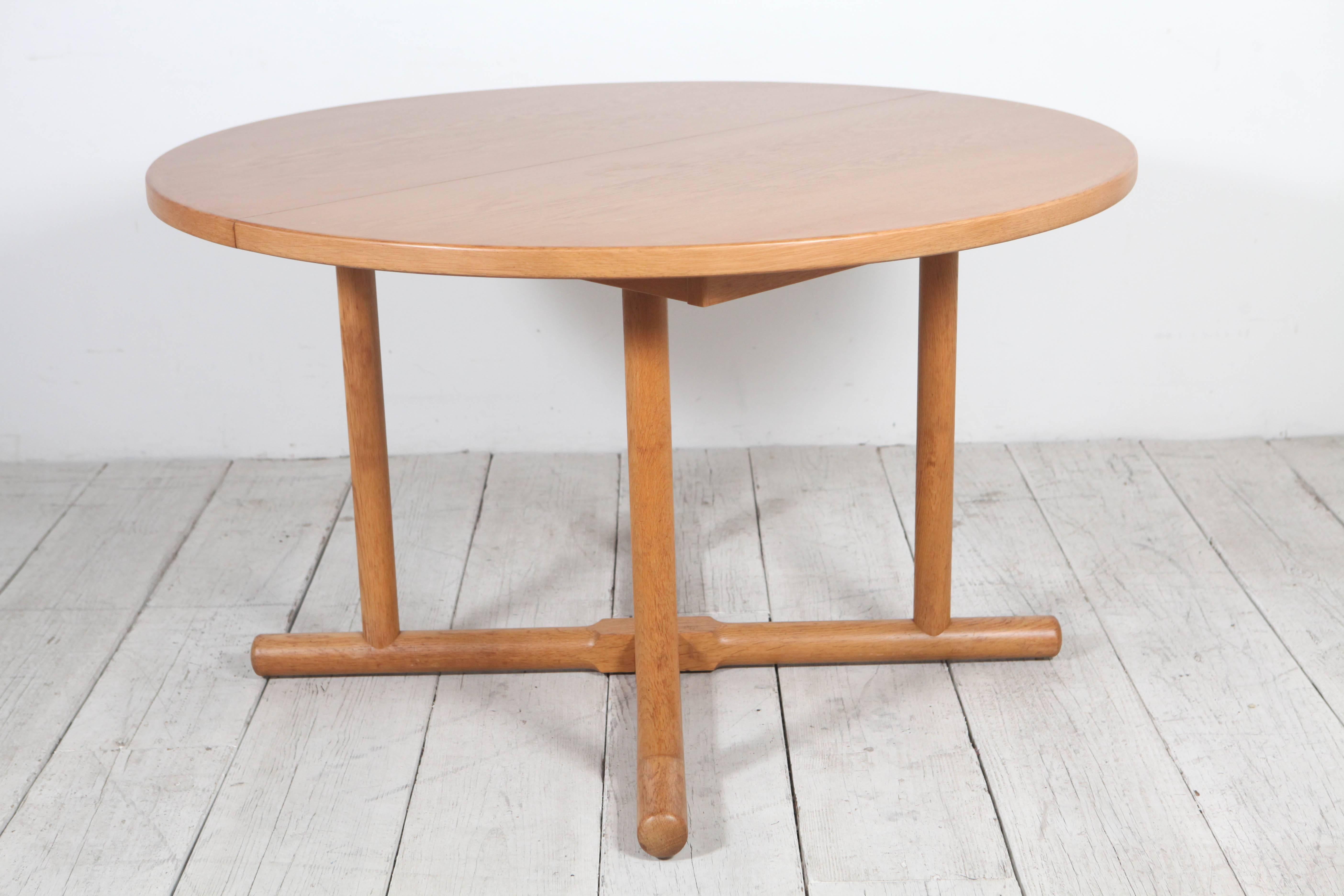 Oak Round Extension Table in the Style of Charlotte Perriand In Good Condition In Los Angeles, CA