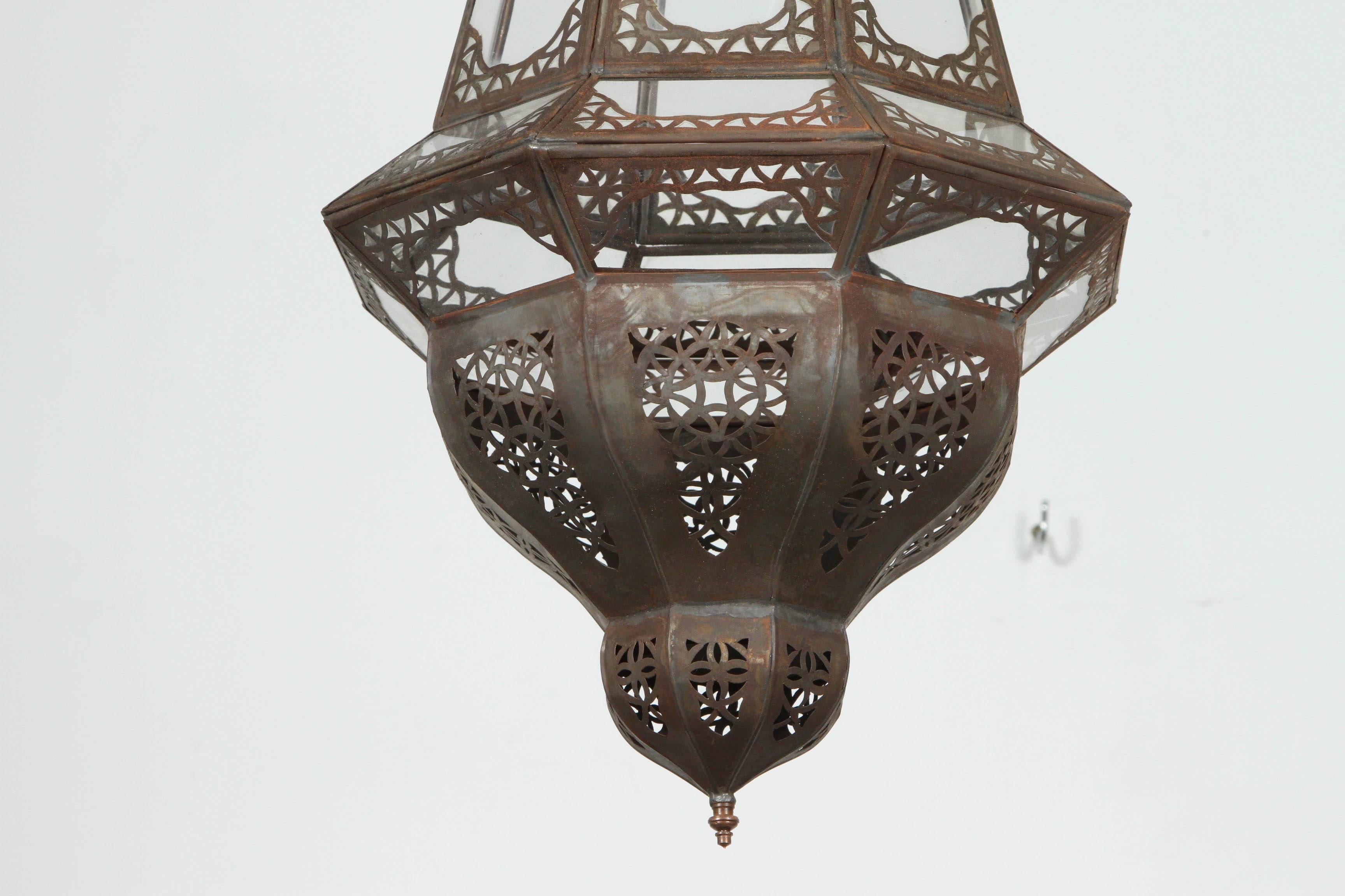 Elegante et élégante lanterne marocaine en verre clair fabriquée à la main avec un travail filigrané complexe dans le style mauresque.
Il ajoutera de l'élégance à n'importe quelle pièce.
Peut être utilisé comme applique murale ou comme lustre