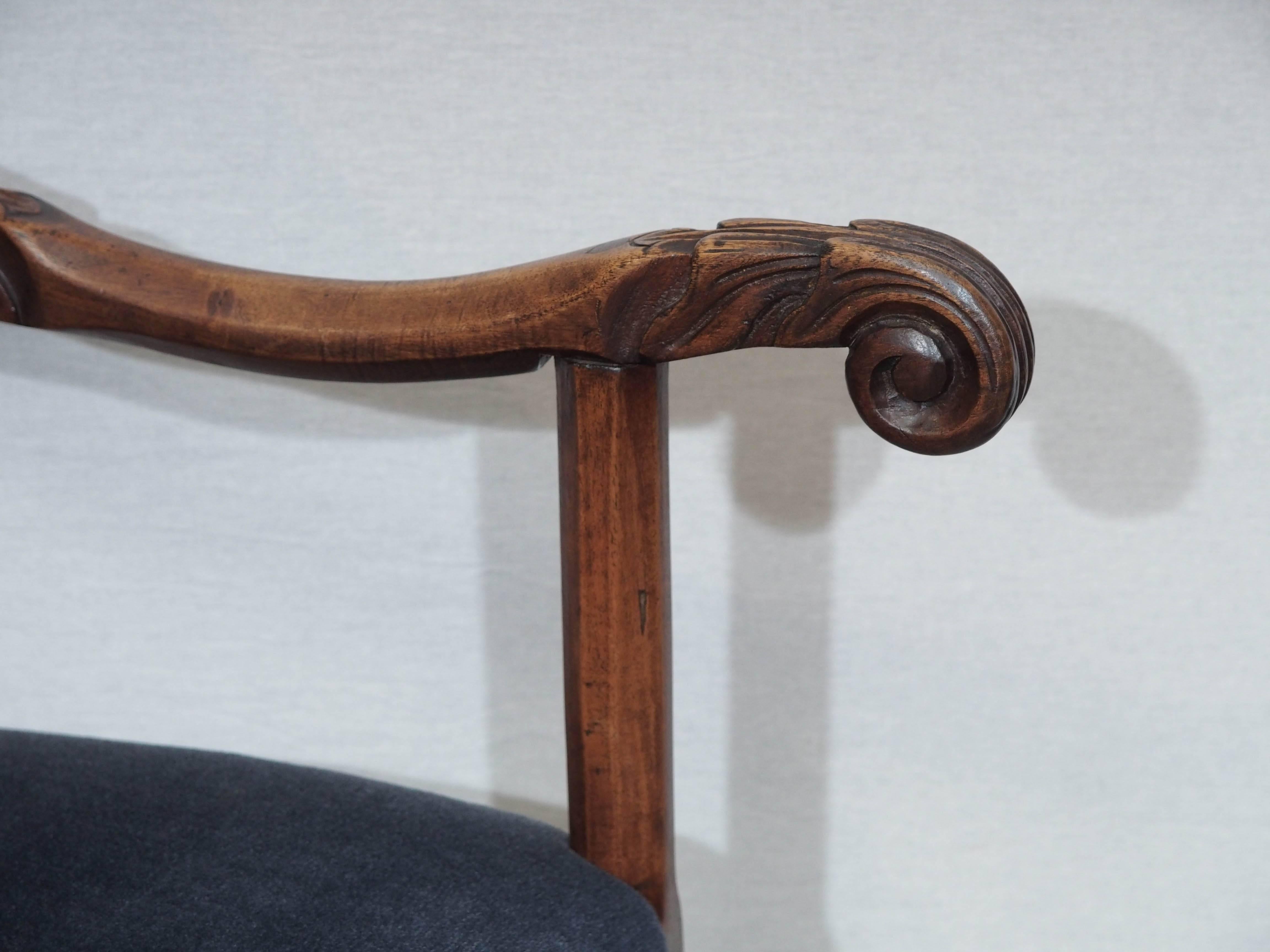 Set of 6 18th century Italian walnut upholstered hall/dining chairs 1
