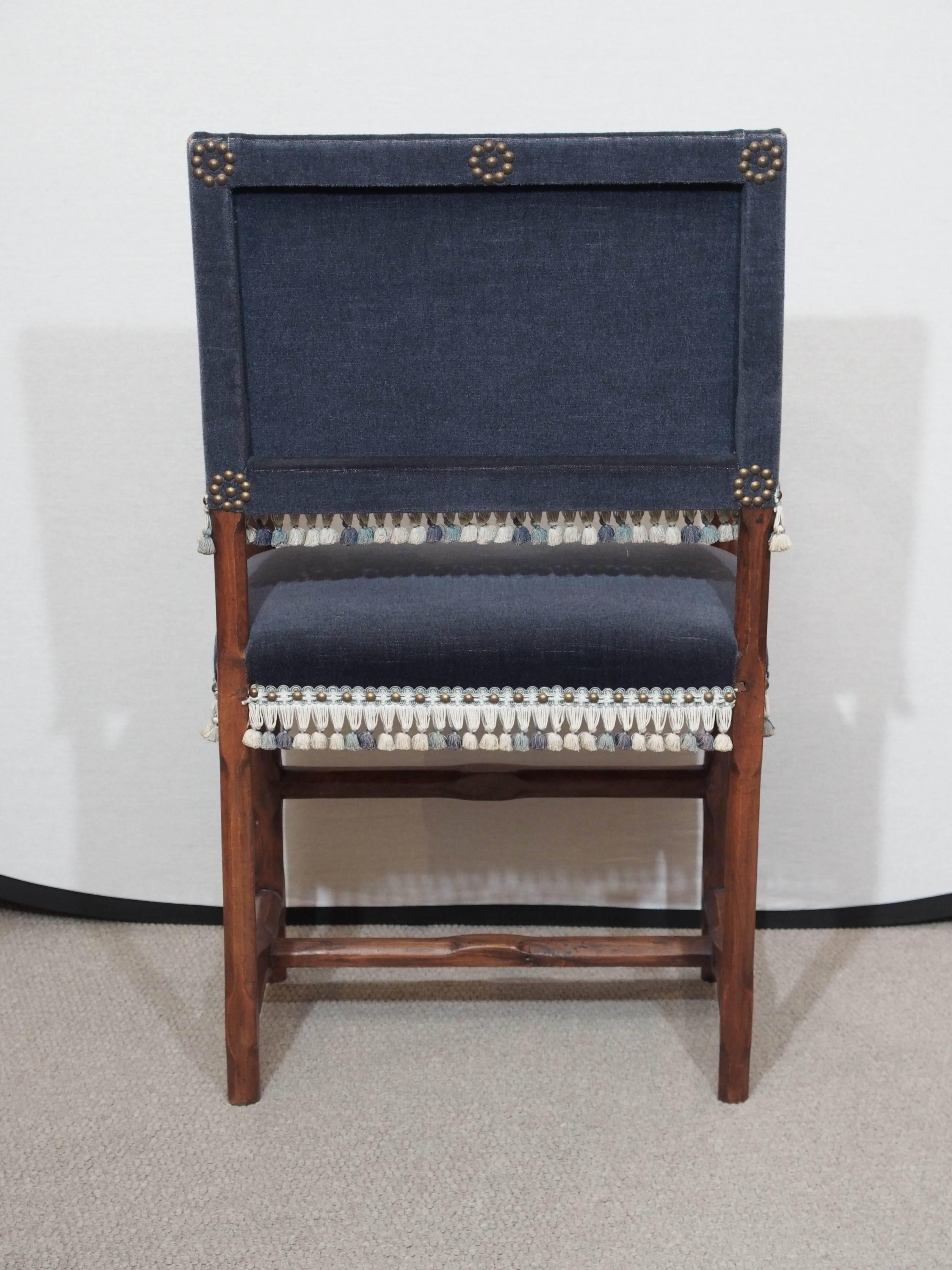 Set of 6 18th century Italian walnut upholstered hall/dining chairs 4