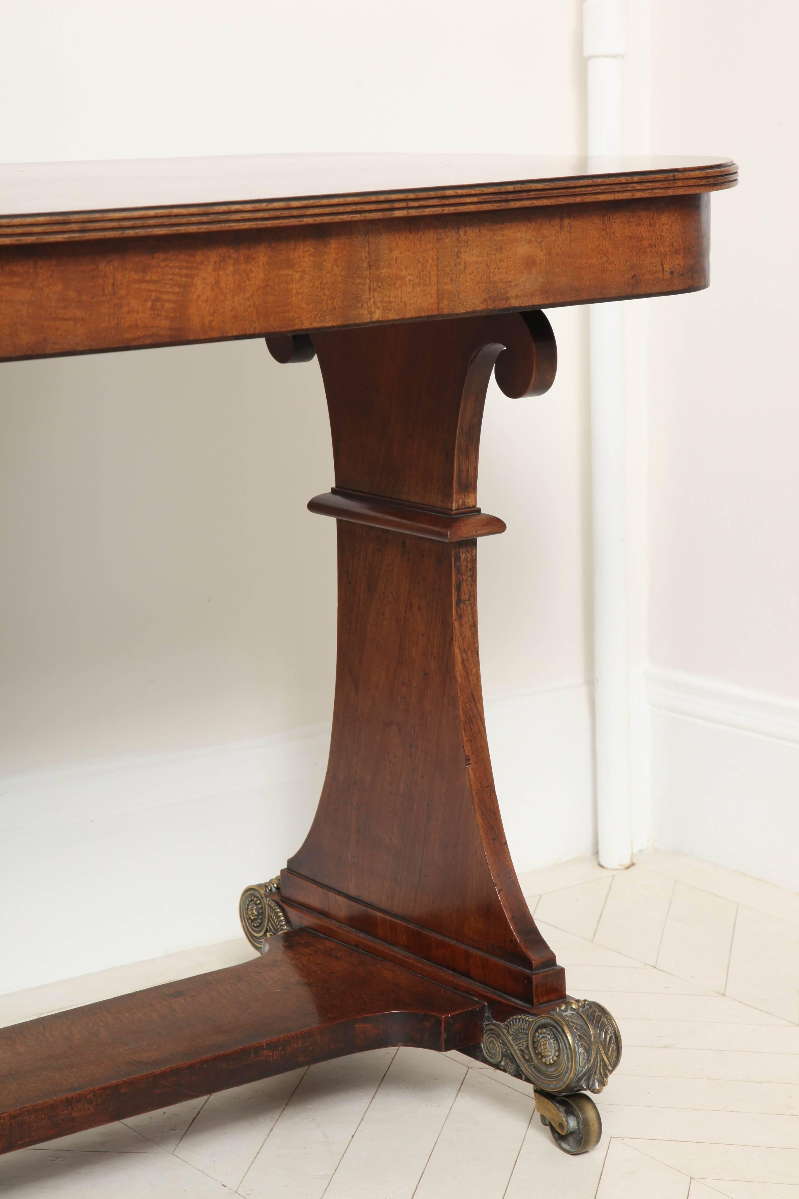 An English Regency Mahogany Center Table In Excellent Condition In New York, NY