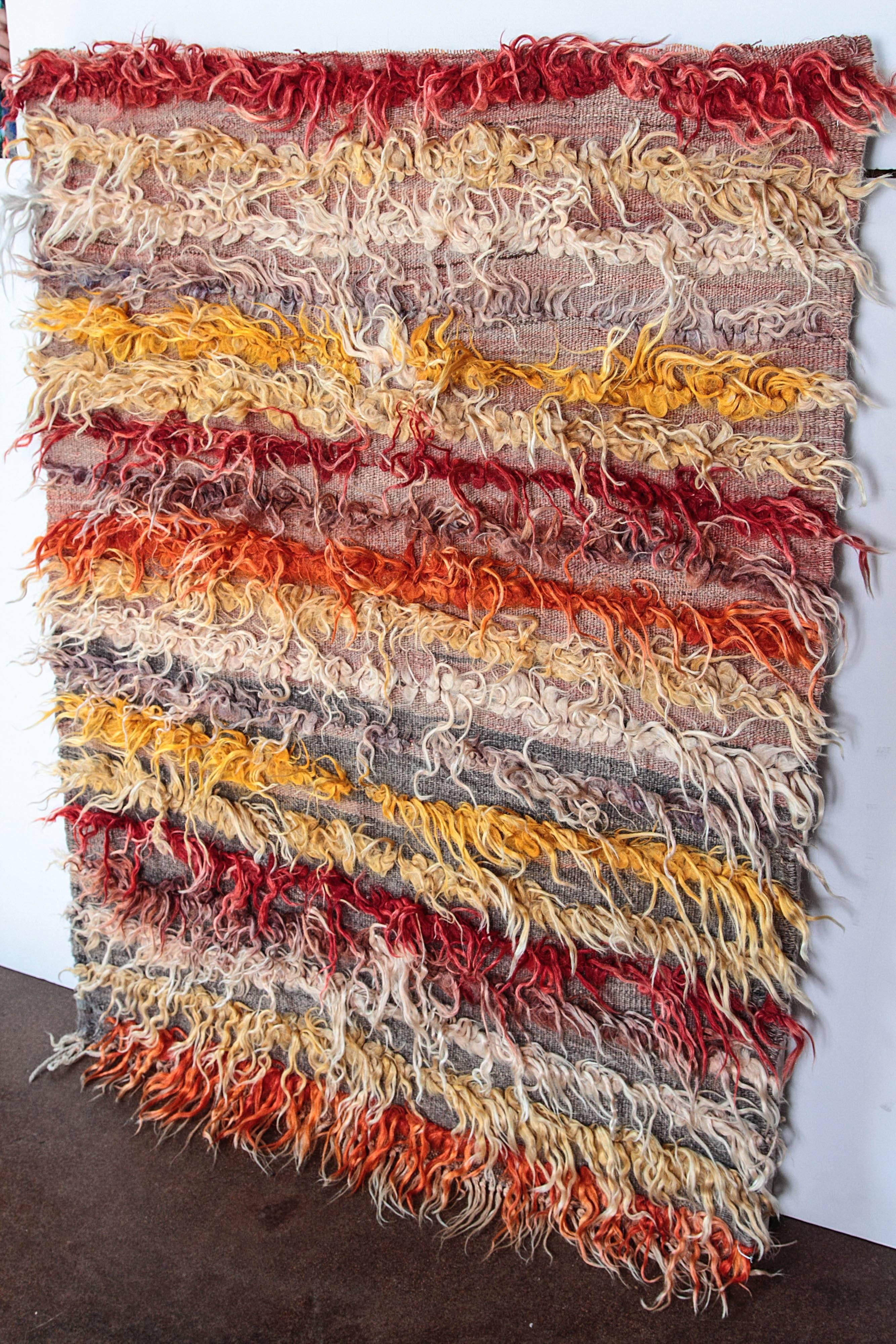 Tulu shaggy rug portrait
Vintage vibrant color Turkish Tulu shaggy rug with abstract design
Made from local angora type goats' wool hand-knotted on a woollen Kilim.
Tulus are handwoven in central turkey with extremely long angora wool