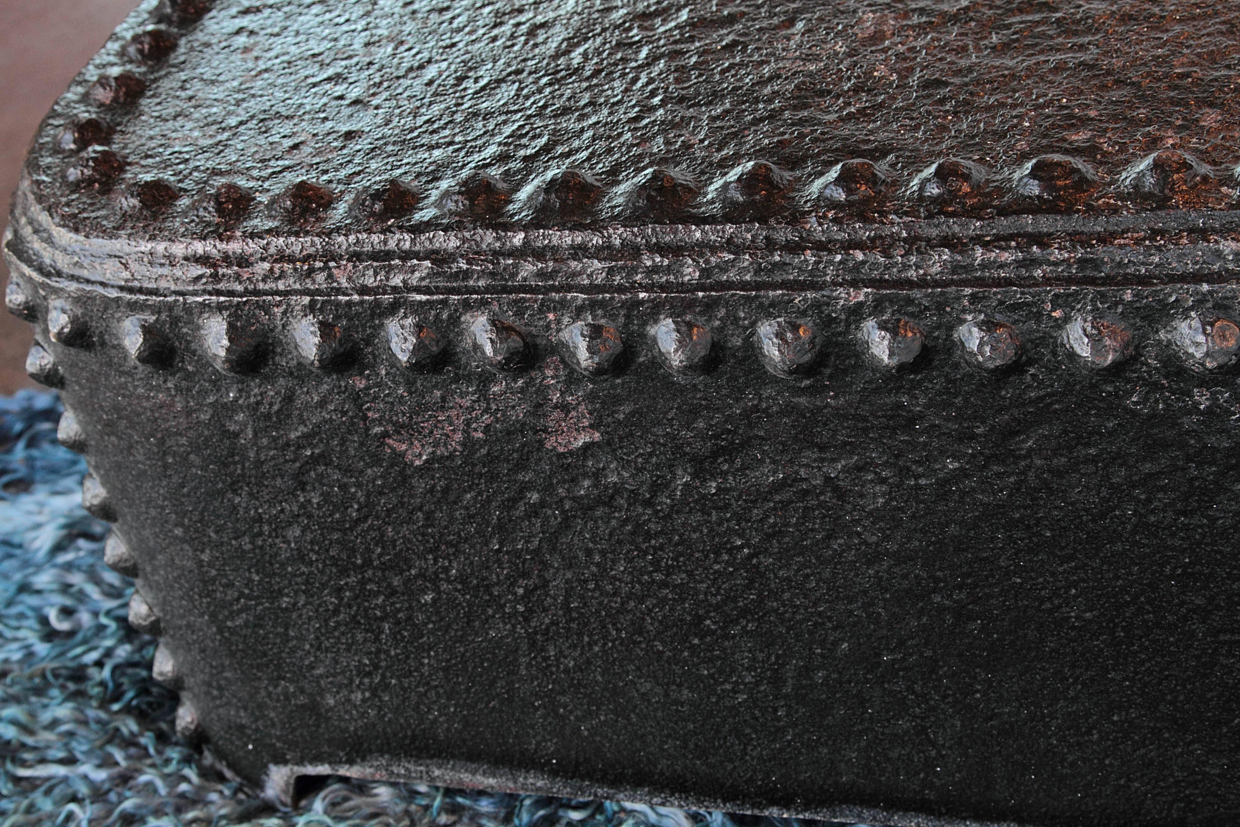 Table basse de style médiéval rivetée et galvanisée noire 4