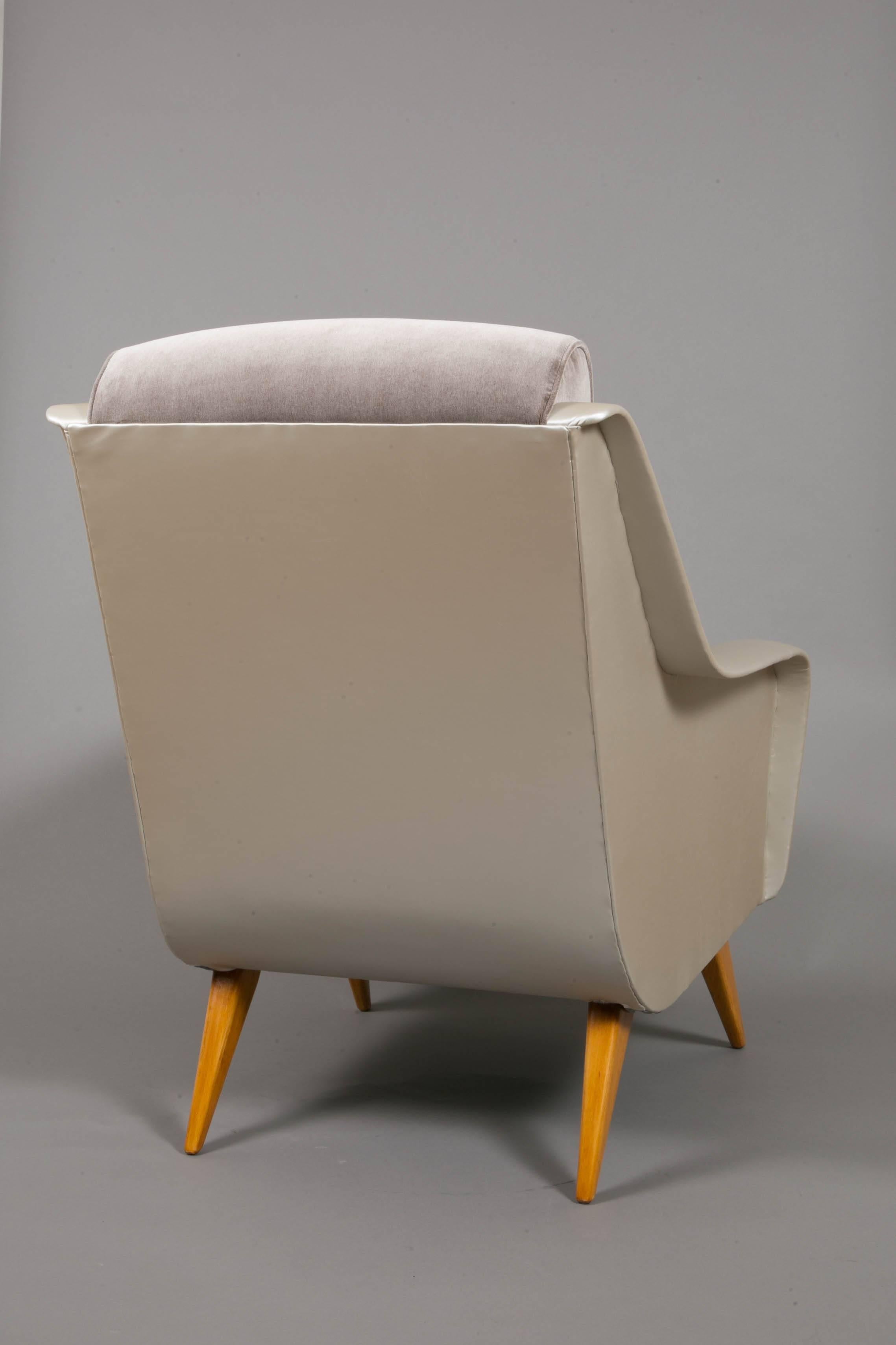 Fabric Pair of beige velvet armchairs, Italy, 1950.