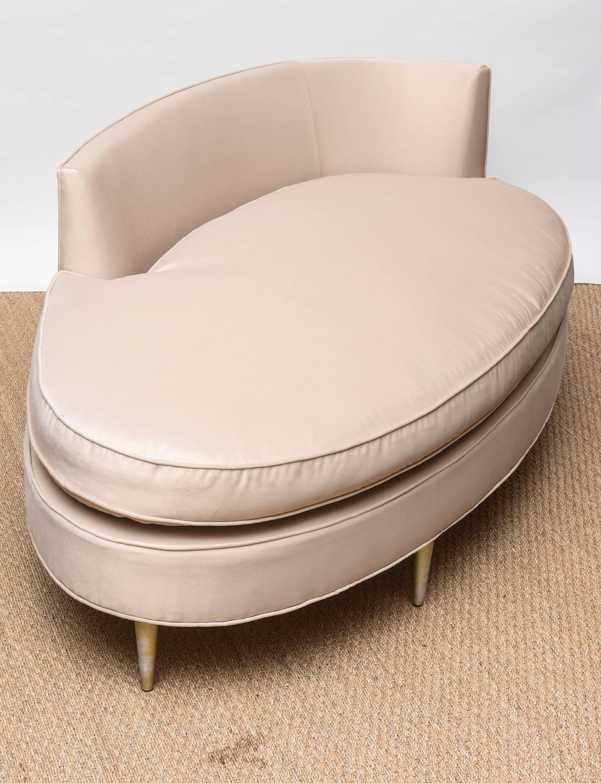 Oval Shaped Recamier Chaise In Excellent Condition In Miami, FL