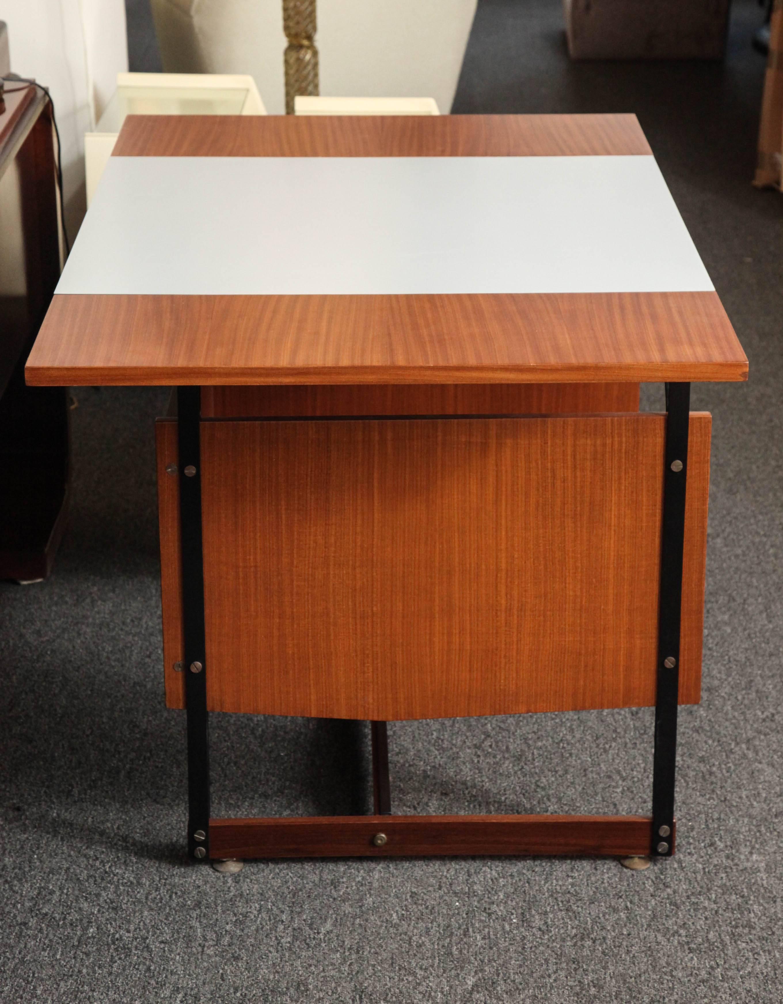 Modernist Desk Made in Italy in 1955 In Excellent Condition For Sale In New York, NY