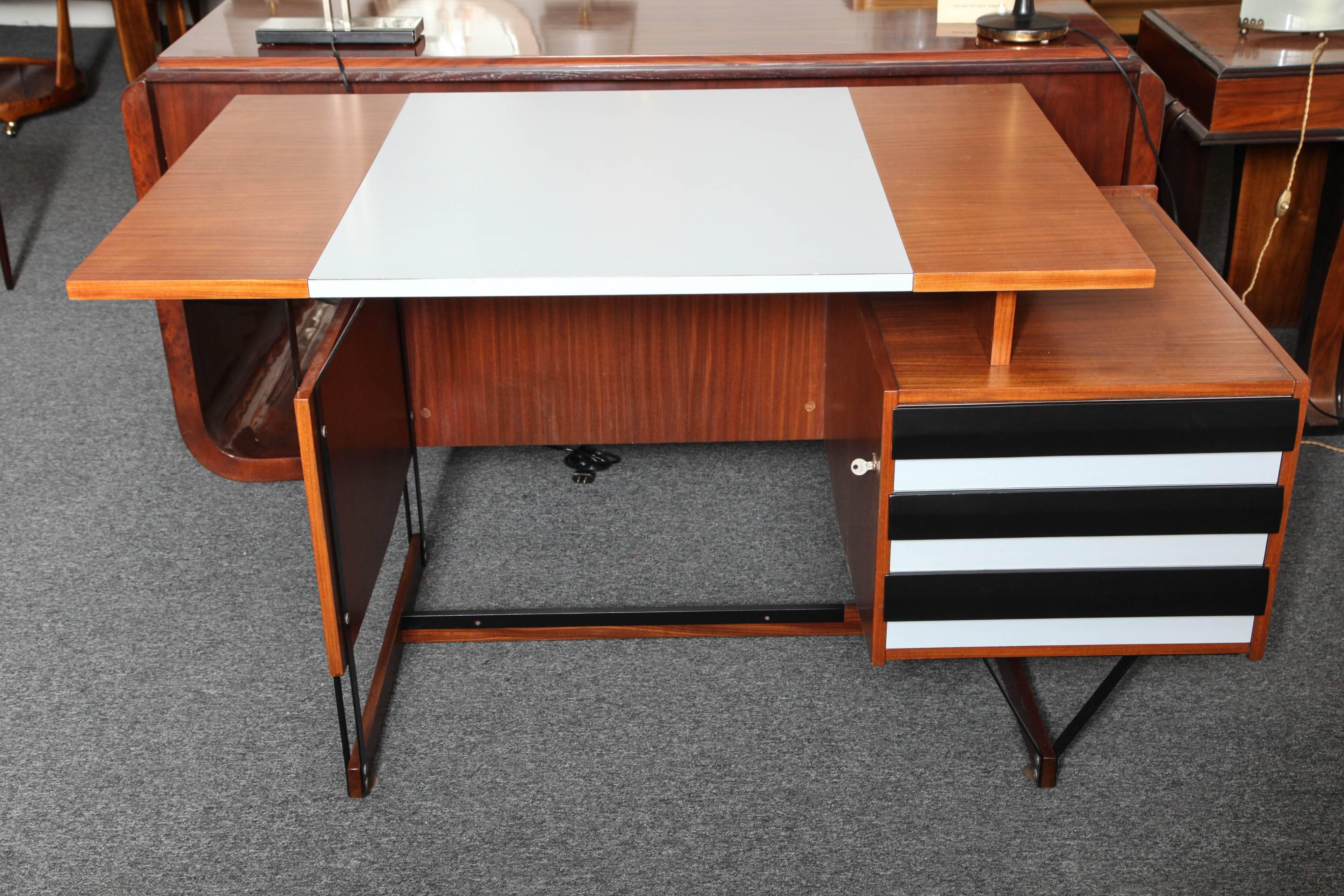 Modernist Desk Made in Italy in 1955 For Sale 1