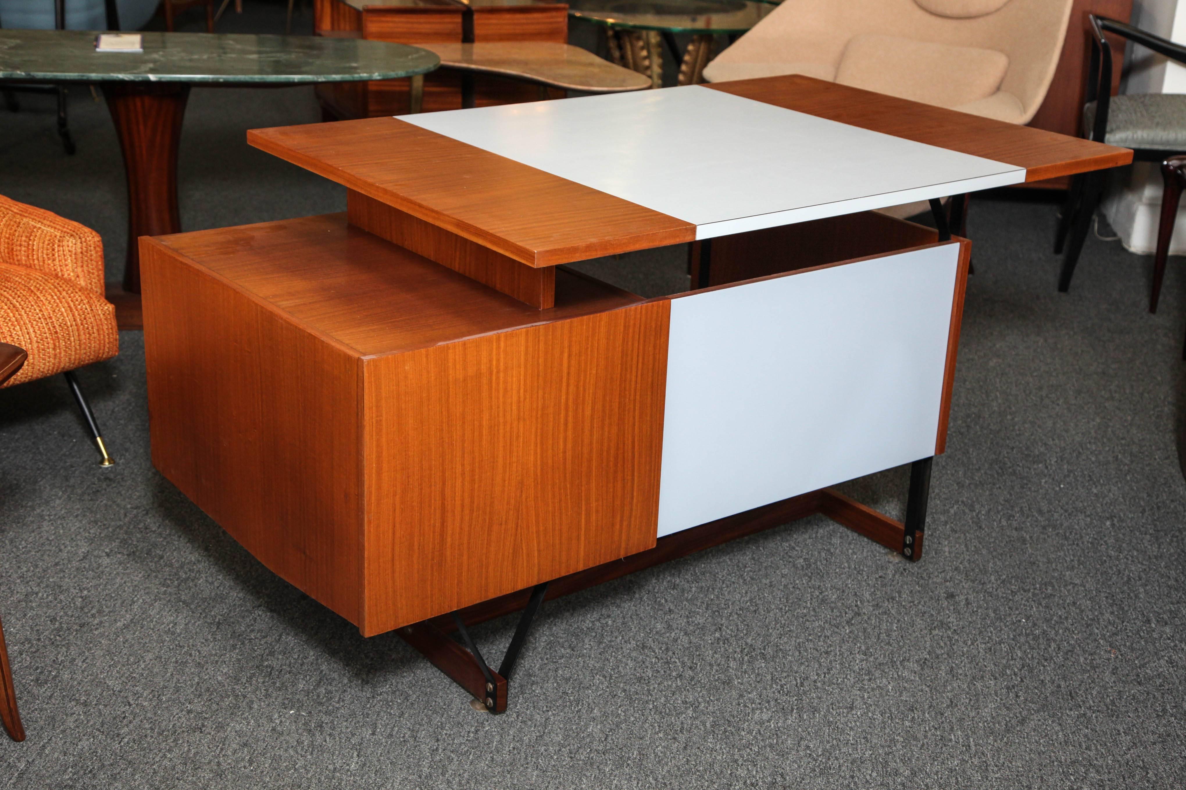 Modernist Desk Made in Italy in 1955 For Sale 3