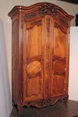 Exceptionnelle armoire de mariage en noyer sculpté du 18ème siècle en Provence