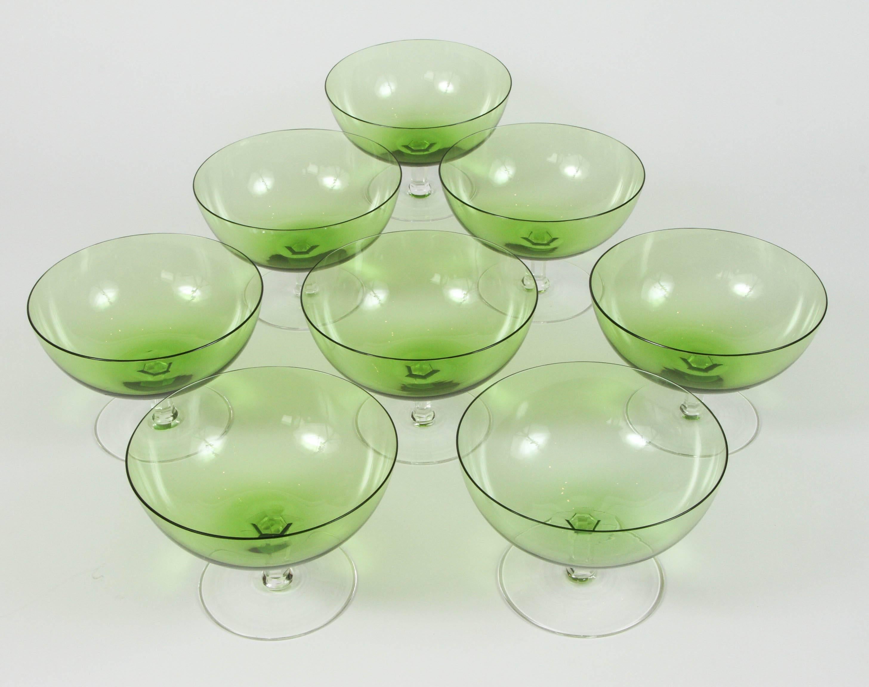 Satz von acht Vintage-Dessertschalen aus Kristall mit grünen Glasschalen und klarem Fußstiel.
