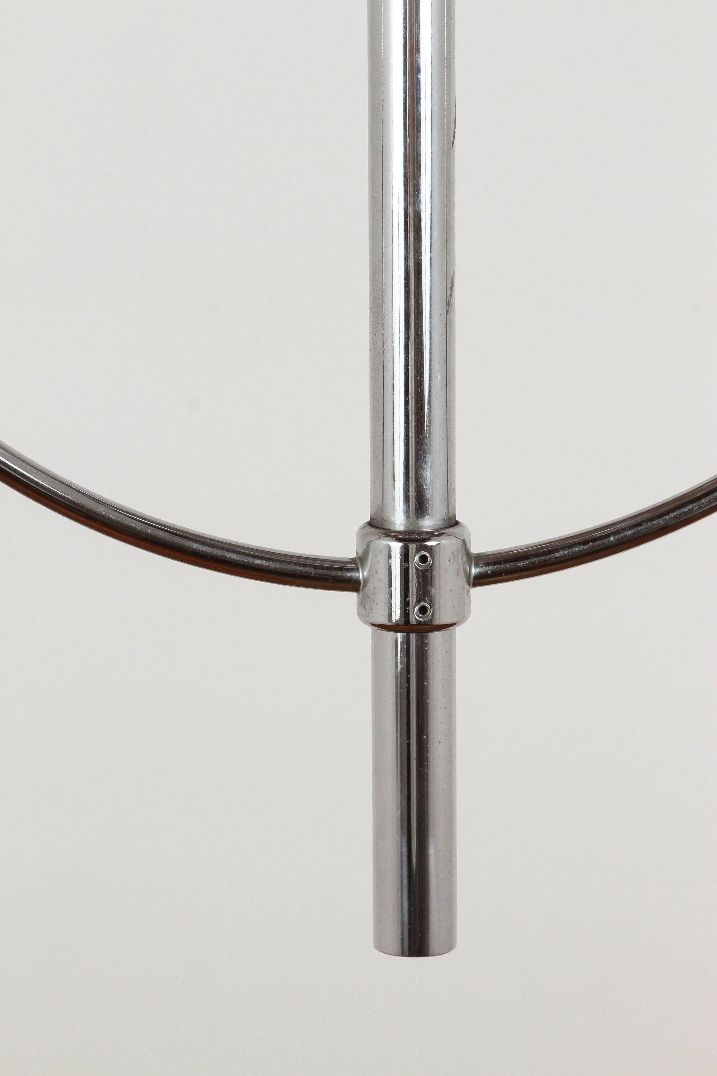 Luminaire à la manière de Vico Magistretti, nouvellement recâblé pour quatre ampoules standard.
      