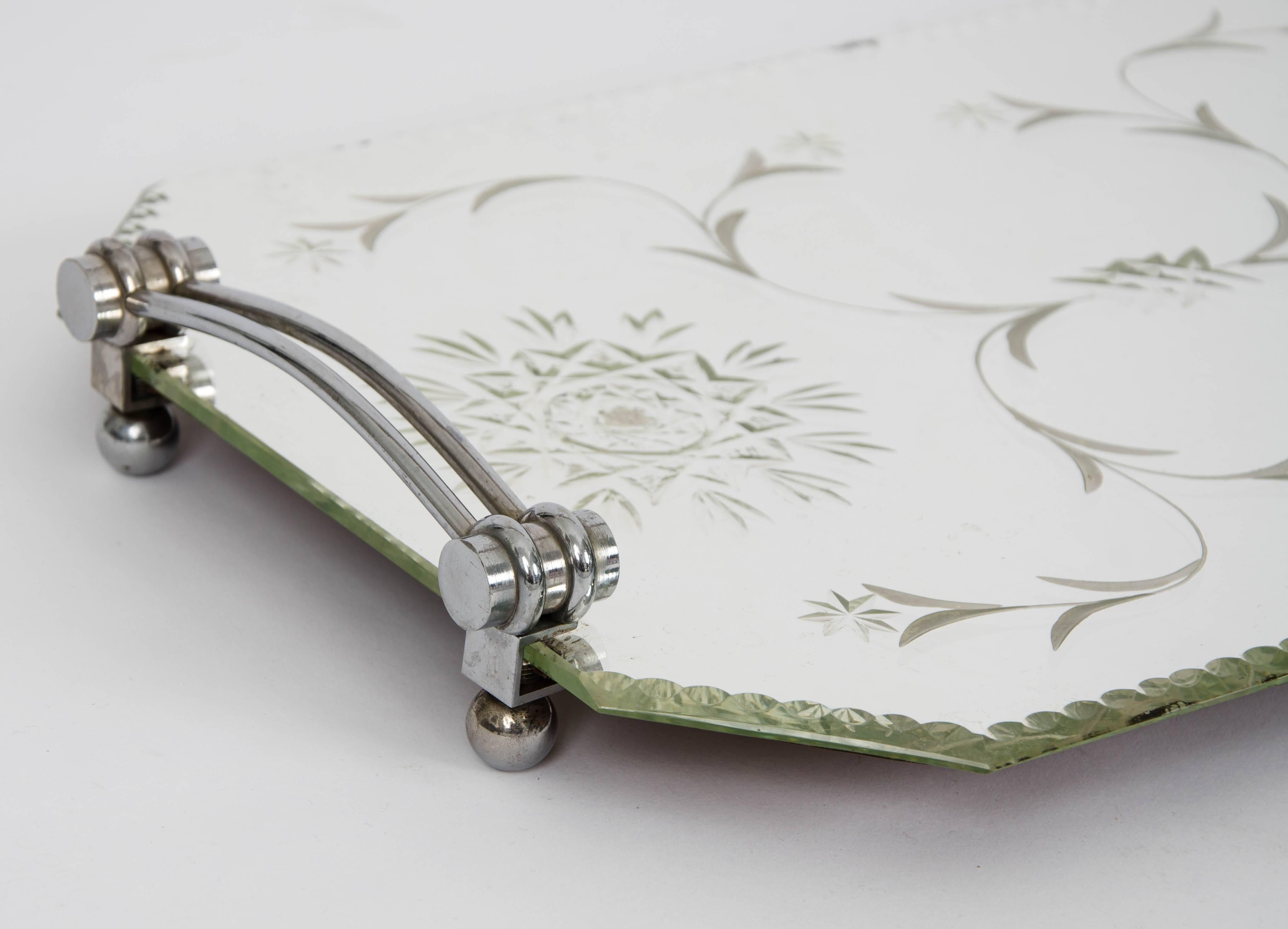This stylish mirrored tray is beautifully made and has a lovely weight to it.  The handles are removable.  Please note we have a second listing for an almost identical tray.