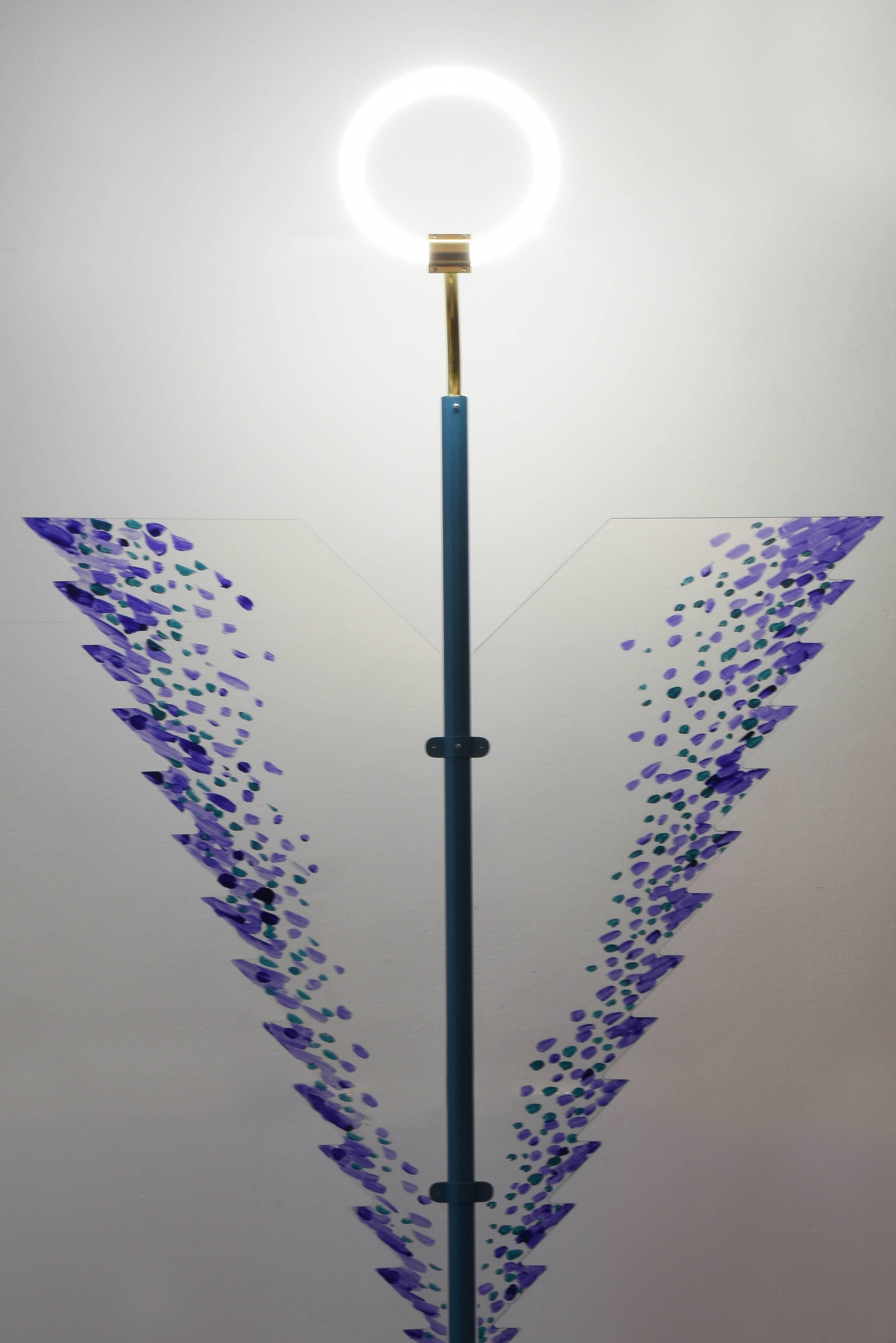 Designed by Ugo La Pietra, floor lamp in lacquered metal, lamp holder in polished brass, transparent acrylic sheets hand-painted by the artist. Florescent lamp 32 Watt. Lumen Center Edition, 1977-2007.
Signed wing: Ugo La Pietra